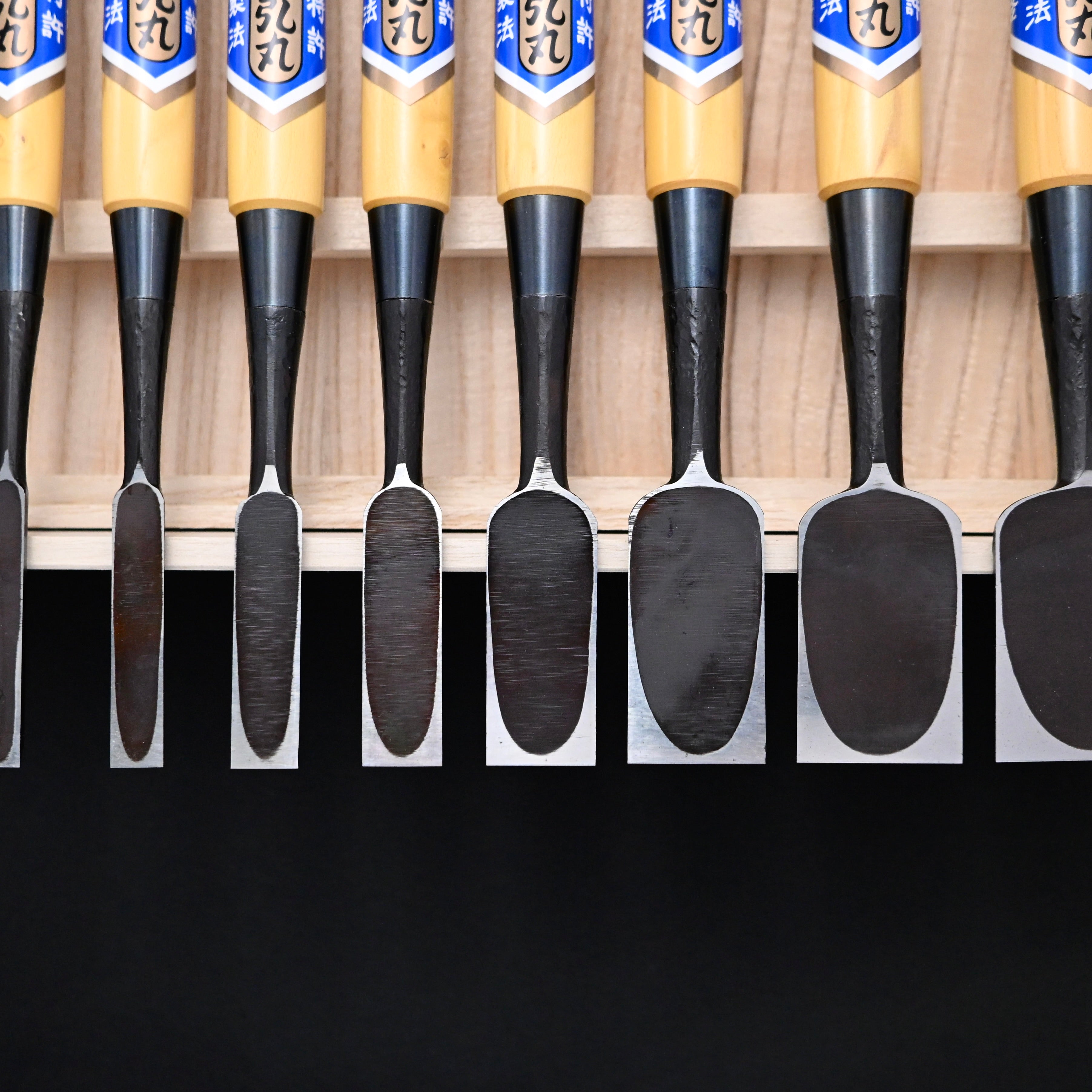 菊弘丸 槌目 追入組鑿 グミ柄付 桐箱付 Kikuhiromaru Tsuchime Bench chisels set with wooden box