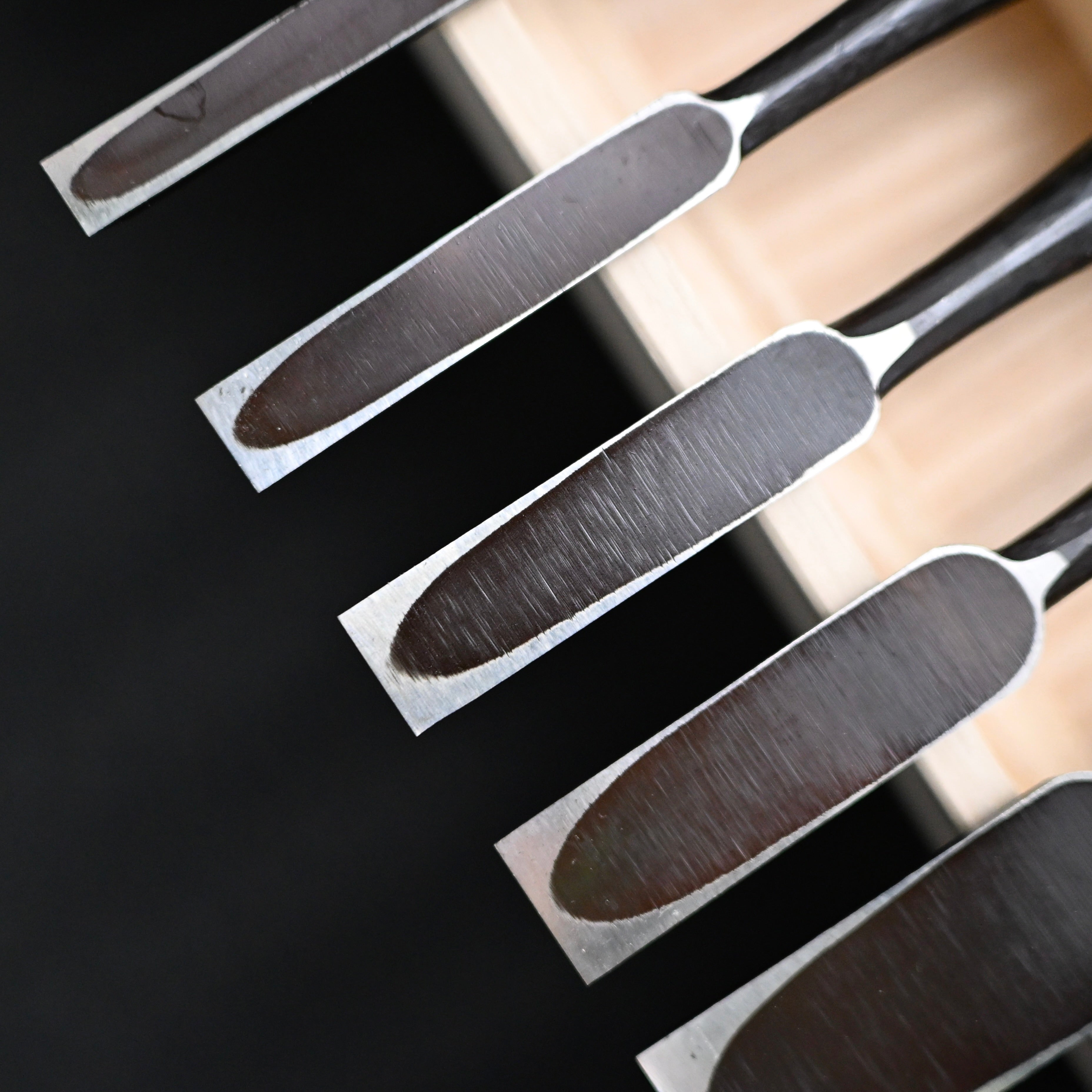 菊弘丸 槌目 追入組鑿 グミ柄付 桐箱付 Kikuhiromaru Tsuchime Bench chisels set with wooden box