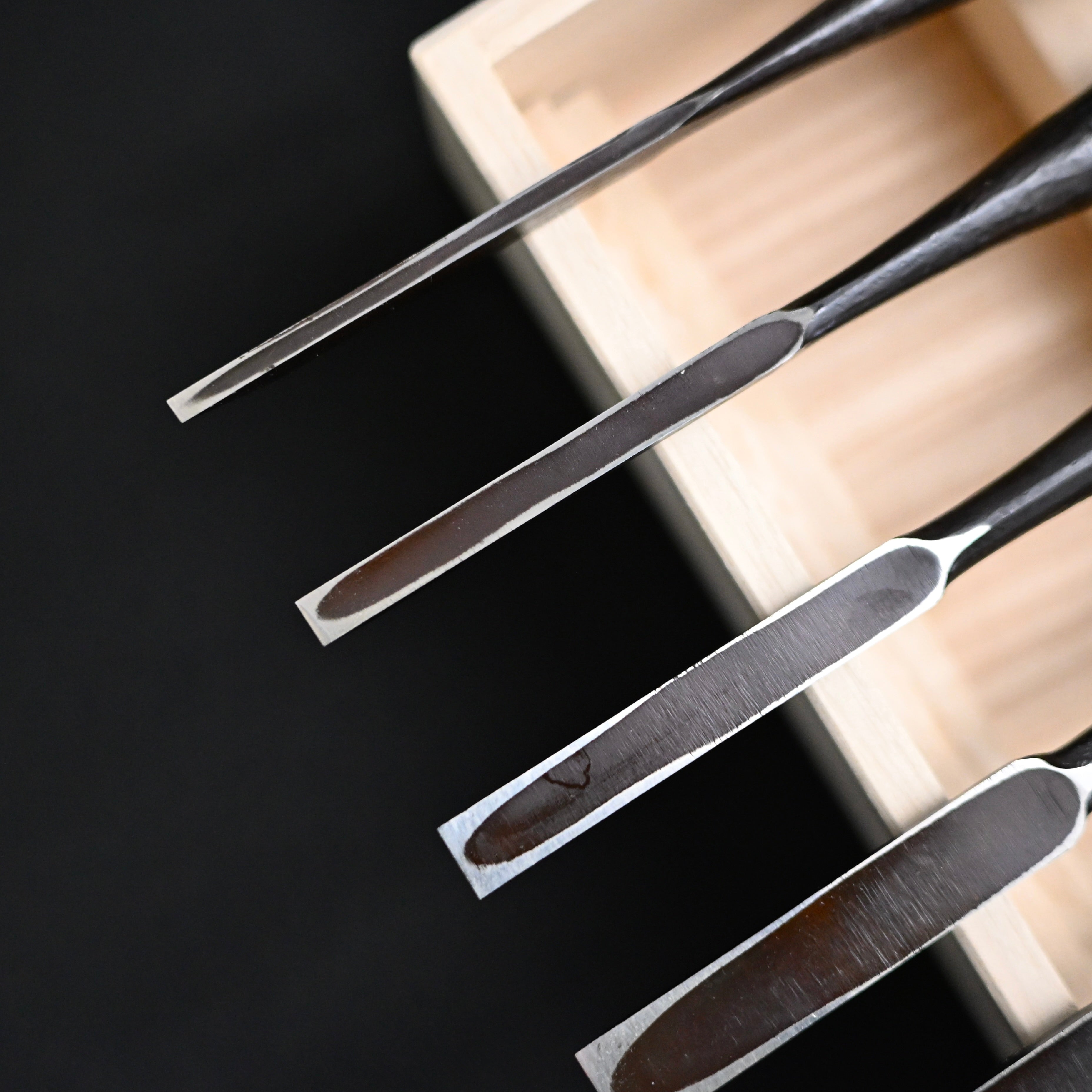 菊弘丸 槌目 追入組鑿 グミ柄付 桐箱付 Kikuhiromaru Tsuchime Bench chisels set with wooden box