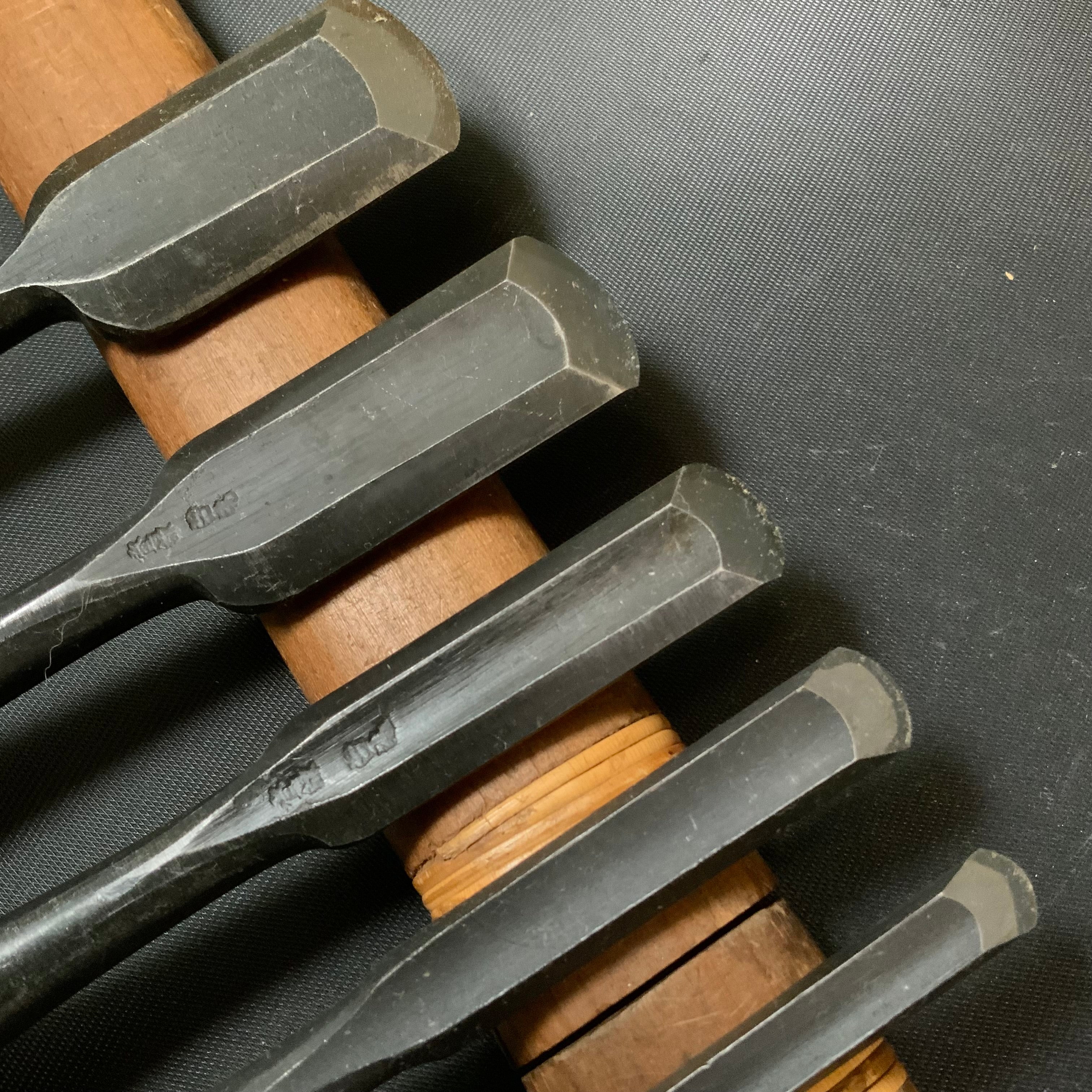 #11 Old stock Soto maru bench chisels set with white steel 掘出し物 外丸追入組鑿 5本組 Sotomarunomi
