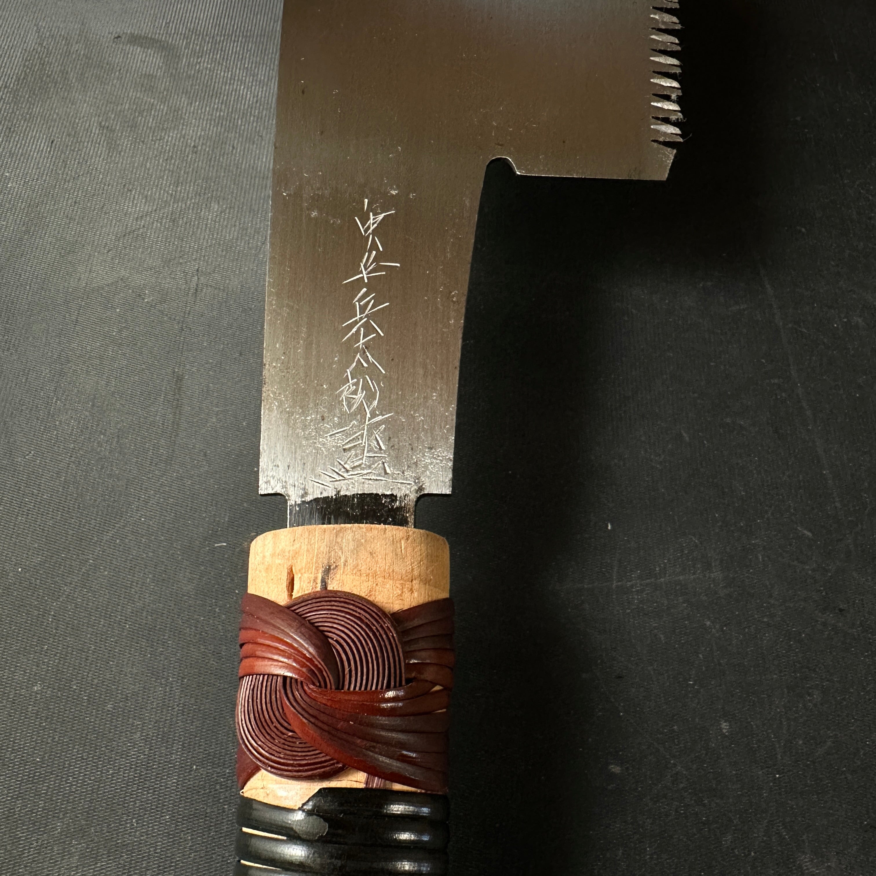 #K3 Ready to use! Old stock Single Edge Cross cut Hand Made Saw with Eddy Type Handles set by Kurashige 直ぐ使い 倉重栄助氏目立 渦巻き柄 片刃鋸 横挽 300m