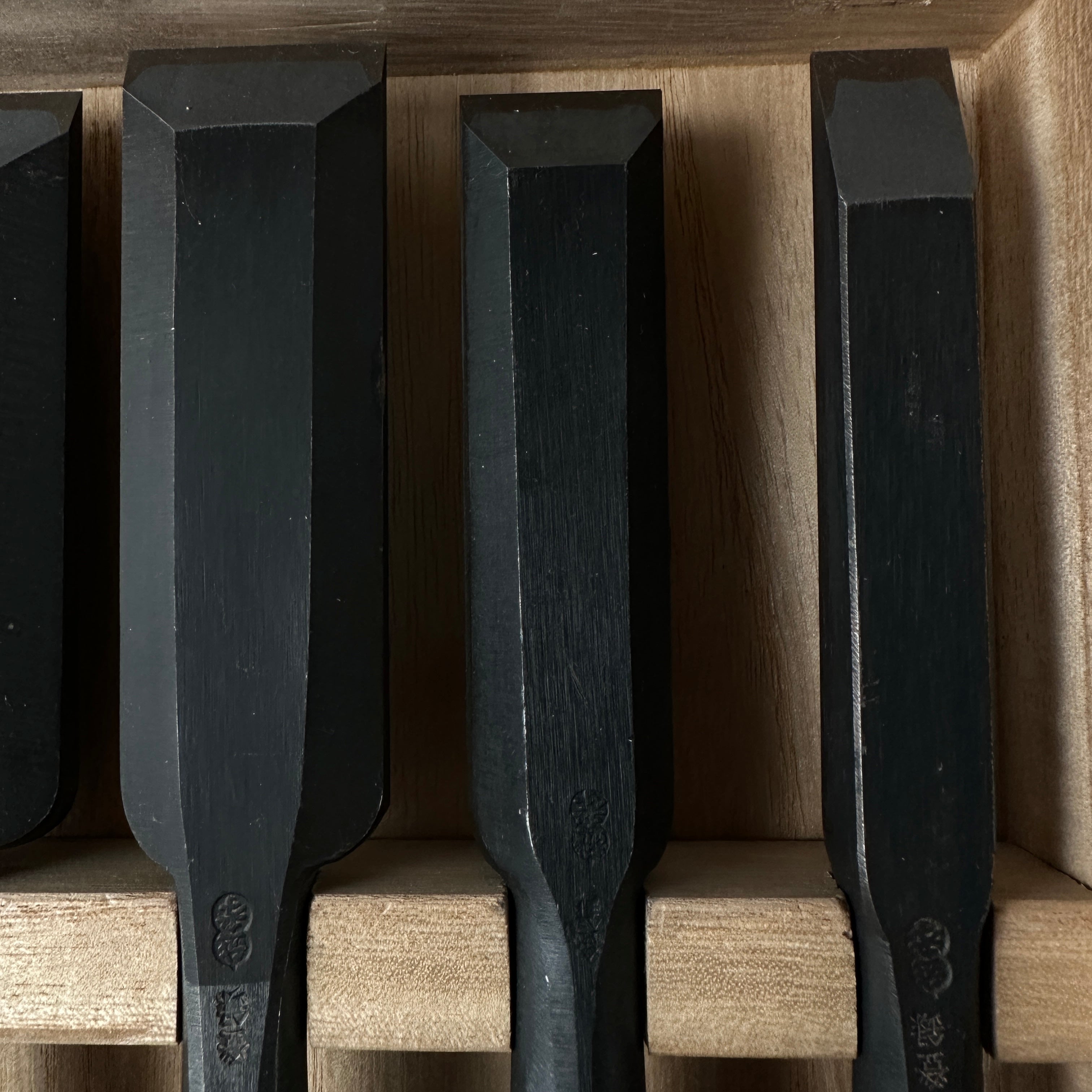 Koshitaka Timber chisels set with White Steel 越孝 叩き組鑿 六本組 Tatakinomi