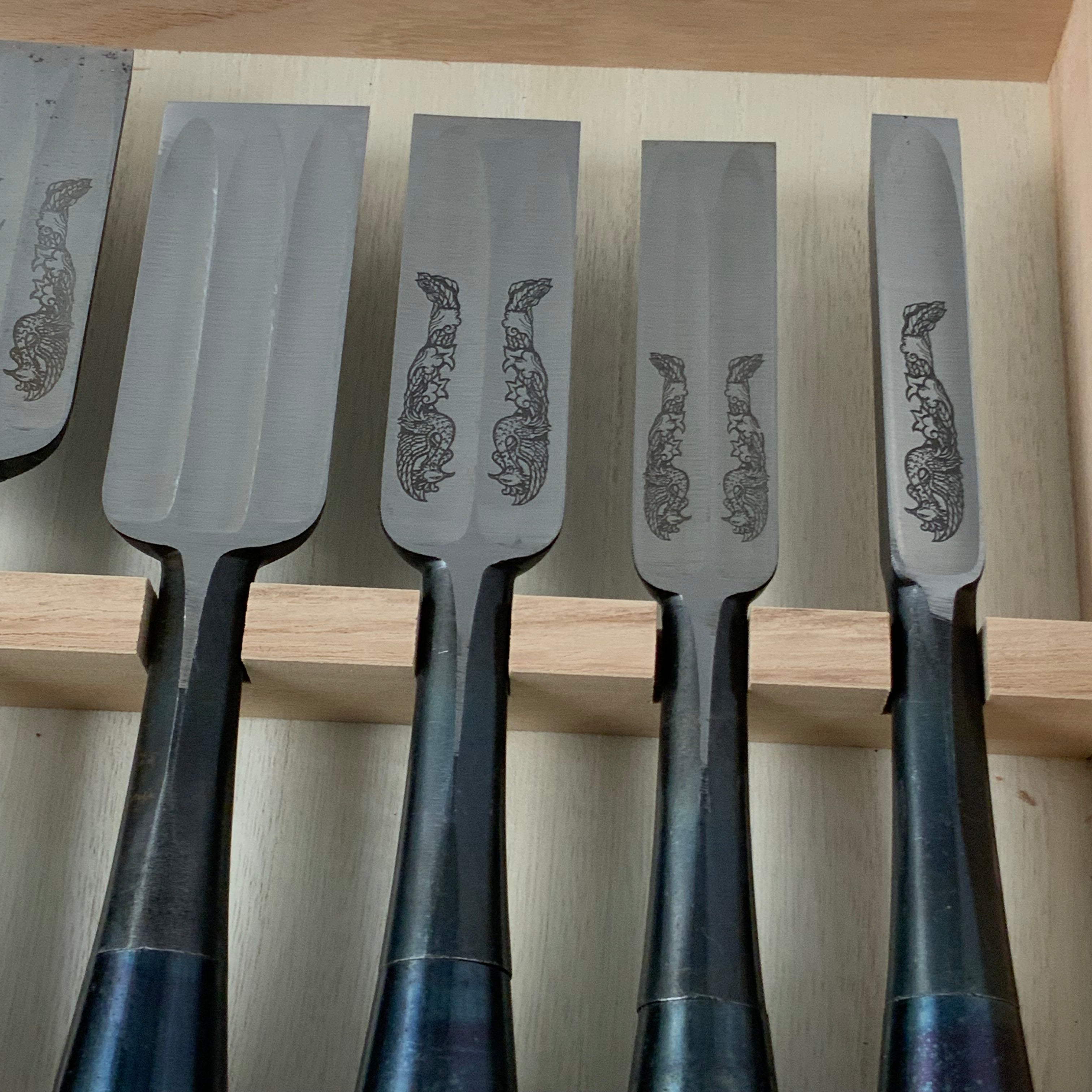 Sukemaru 4th High-Speed Steel Timber chisels set by Usui Yoshio (phoenix pattern) 四代助丸 碓氷淑郎 鳳凰模様入叩き組鑿 三つ裏 6本組 tatakinomi