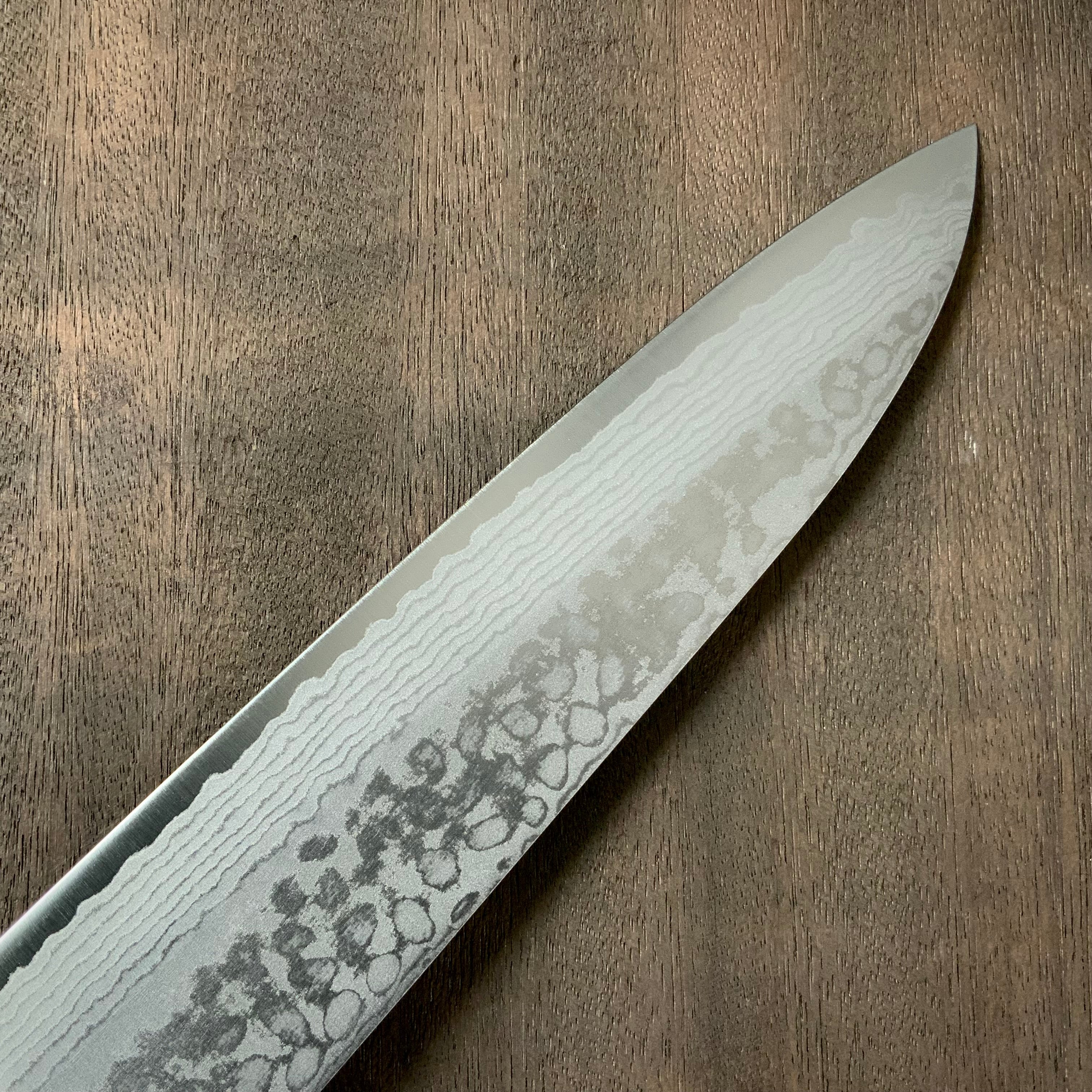Haku-un Gyuto knife with a 17-layer stainless steel cladding 本鍛造白雲 V金10号口金付積層牛刀 180mm