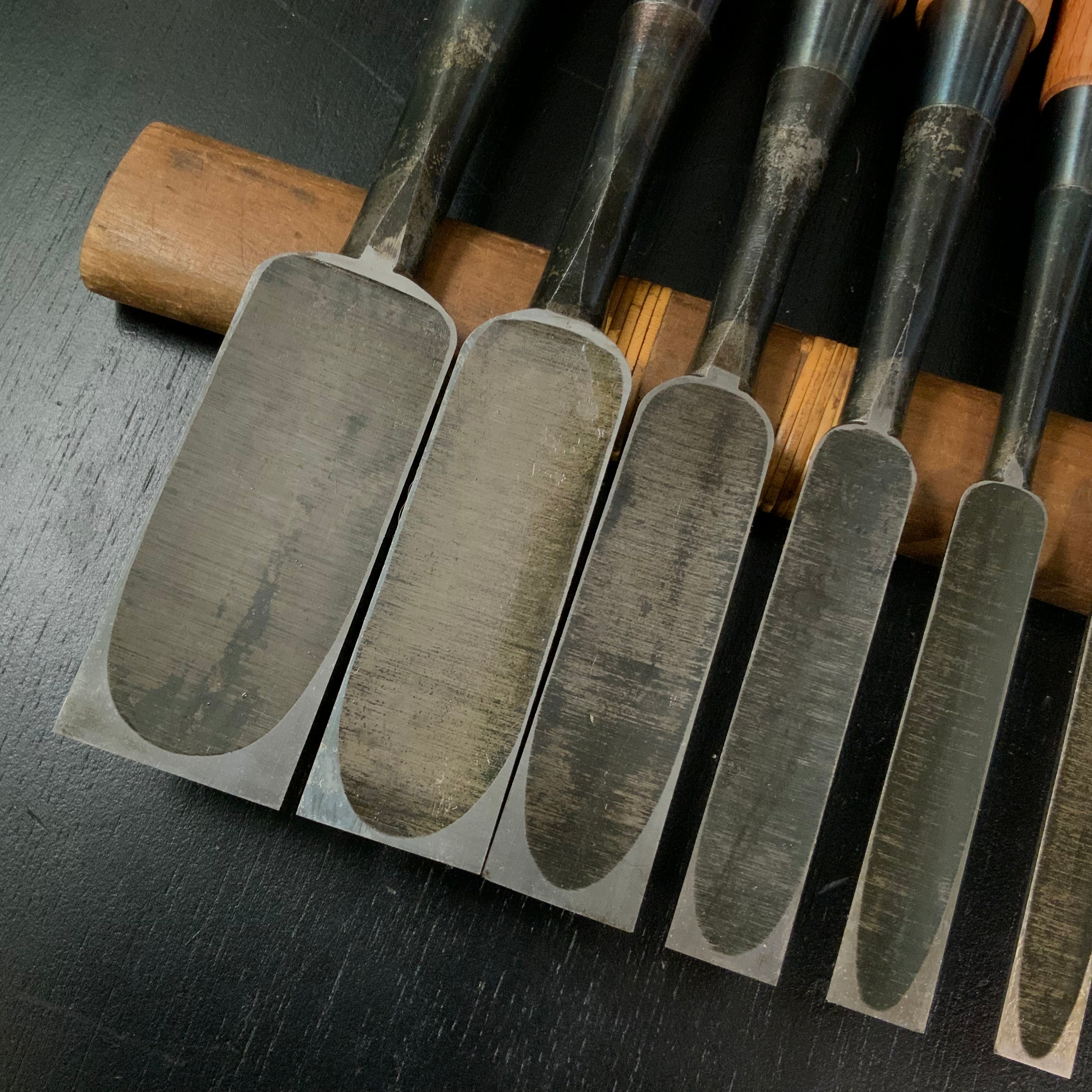 Iwazaki Dovetail Paring chisels (Usunomi) by Iwazaki Eisuke 岩崎永祐作 岩崎 鎬薄鑿 (シノギ)