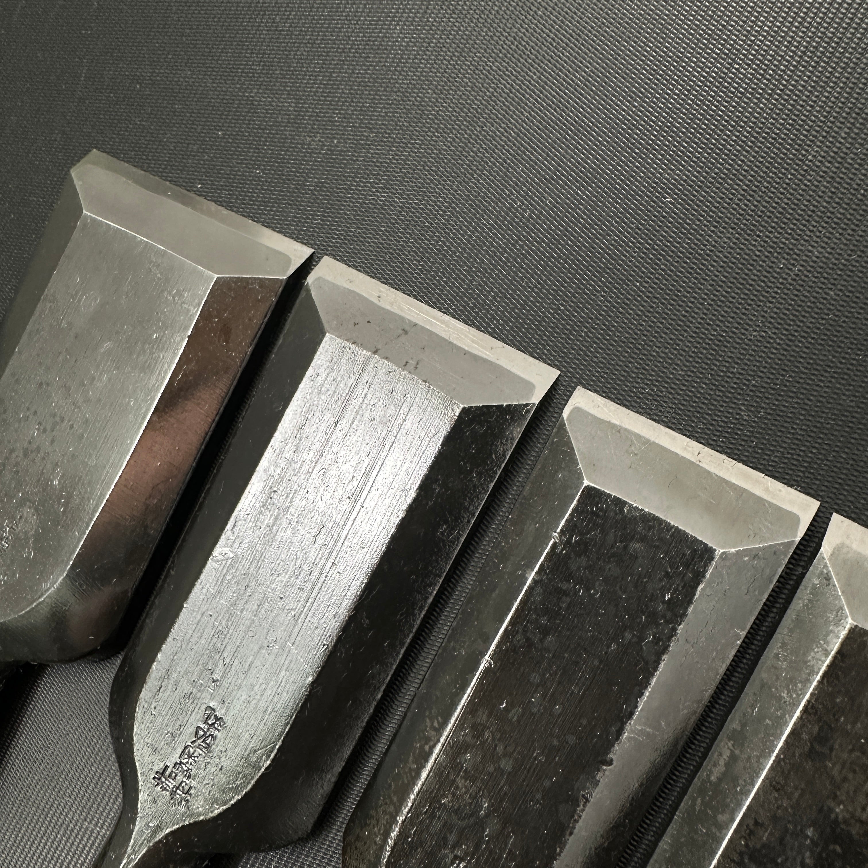 Kikuhiromaru Shorter Timber Chisels set (Chu-Tatakinomi) with wooden box 菊弘丸 中叩組鑿 桐箱付 白樫柄