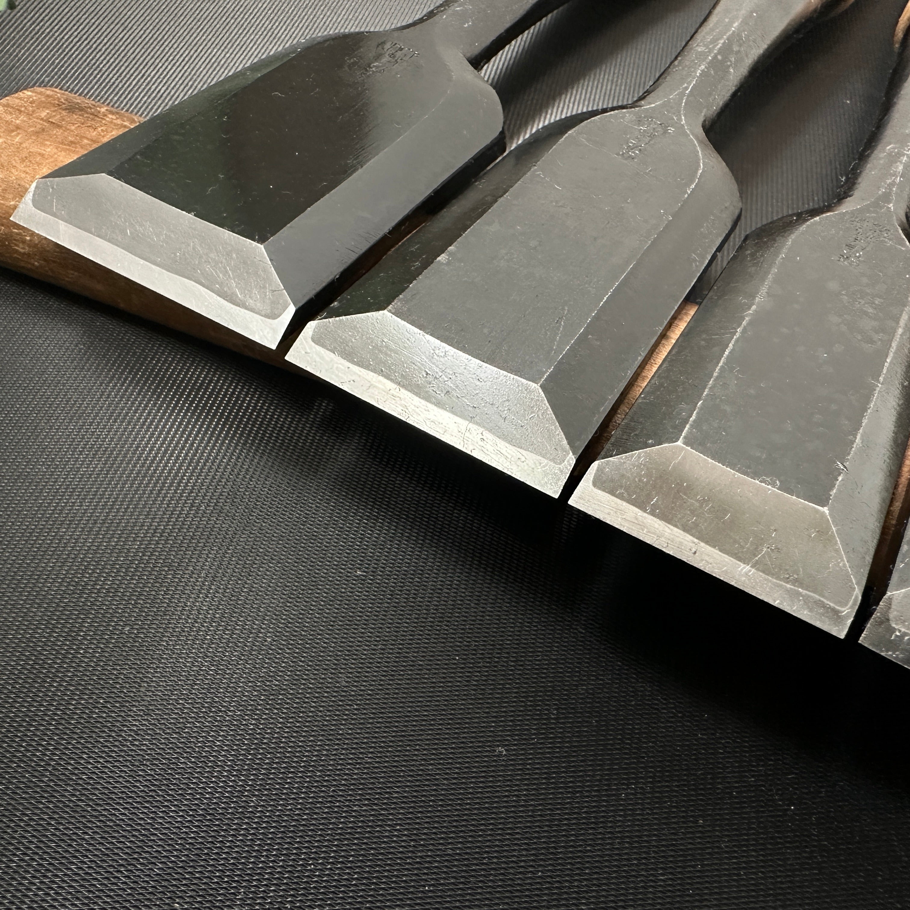 Kikuhiromaru Shorter Timber Chisels set (Chu-Tatakinomi) with wooden box 菊弘丸 中叩組鑿 桐箱付 白樫柄