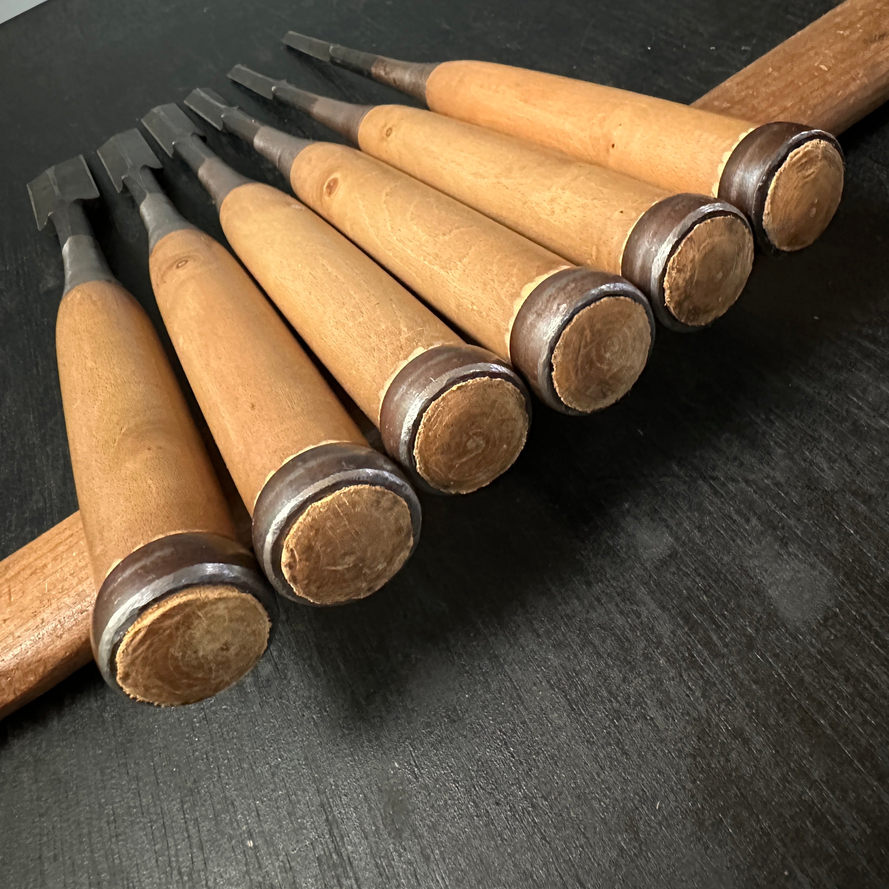 Lightly used Hidari Ichihiro Second Generation Maru shorter Timber chisels set by Yamazaki Shouzou 山崎正三作 左市弘 丸半叩き組鑿 使用品 Used Tatakinomi