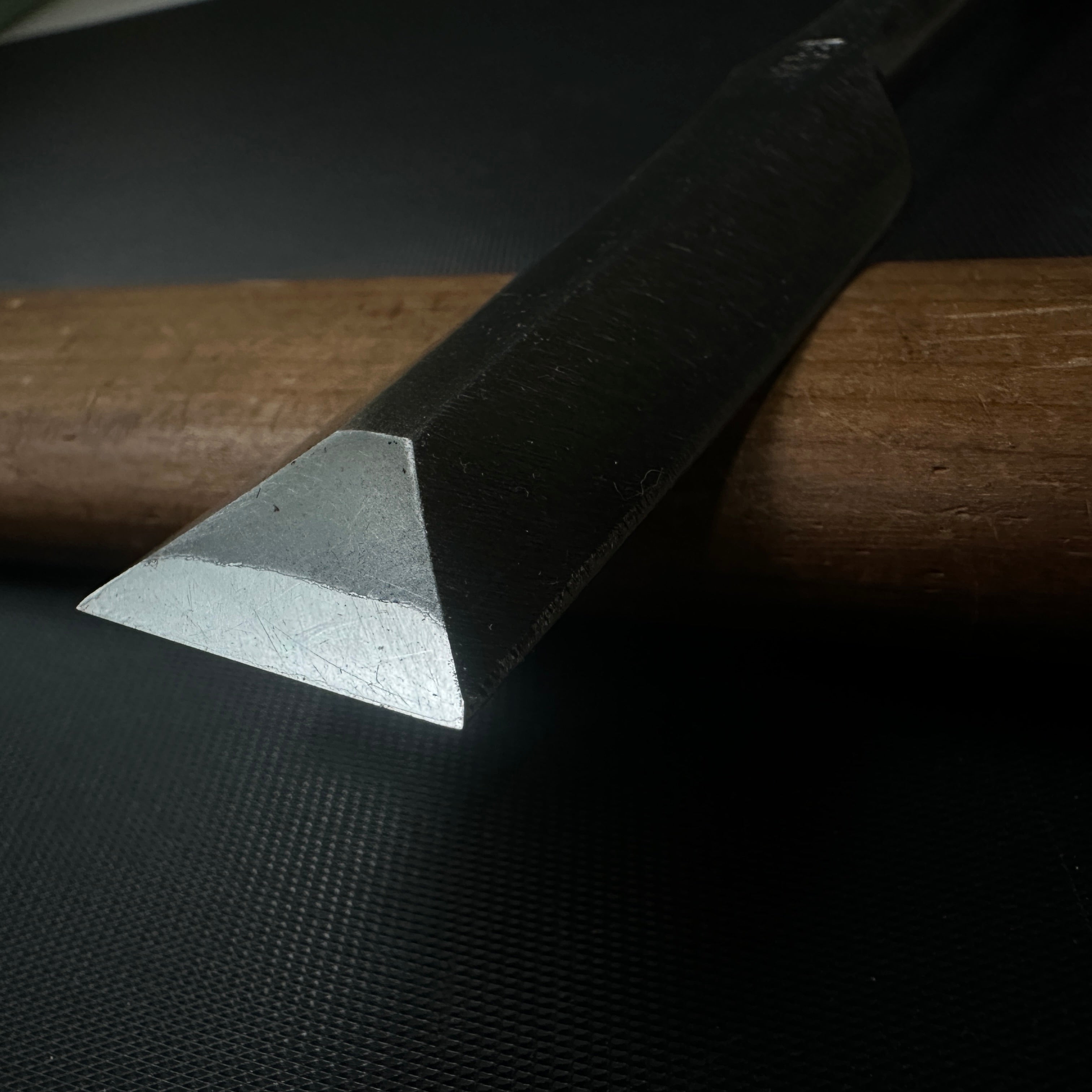 Tasai Dovetail Timber chisels (Itokoba) with blue steel / 田斎作 鎬叩鑿 糸コバ 24mm