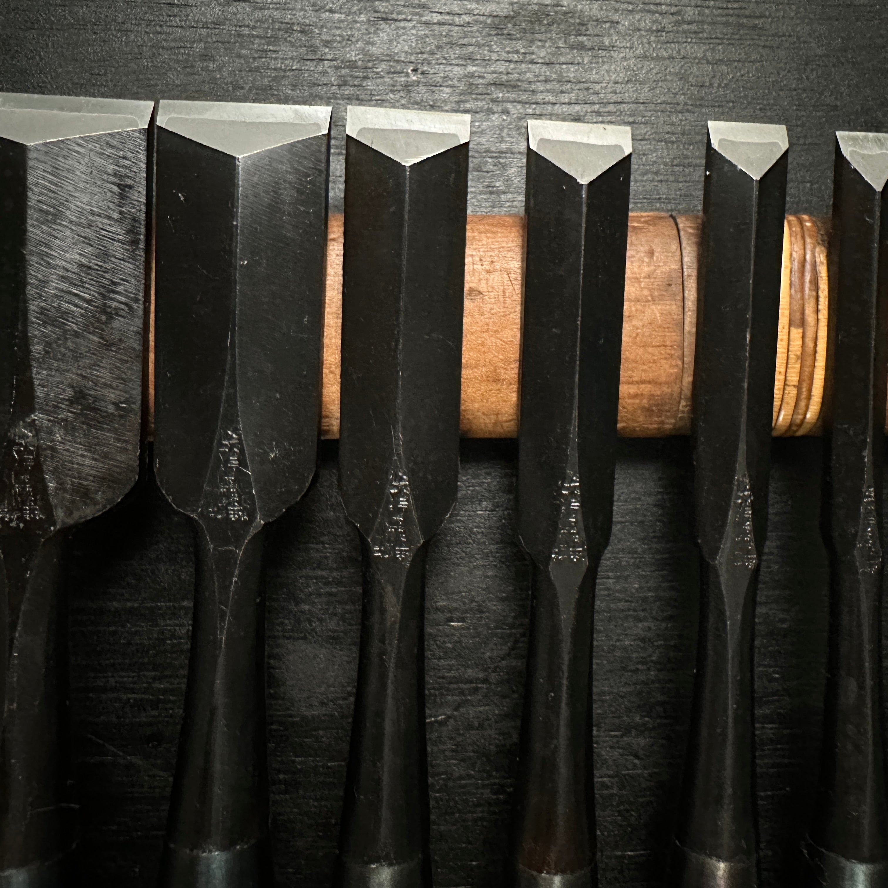 Kikuhiromaru Dovetail Bench chisels set (Oirenomi) with wooden box 菊弘丸 鎬追入組鑿 桐箱付 白樫柄 (シノギ)