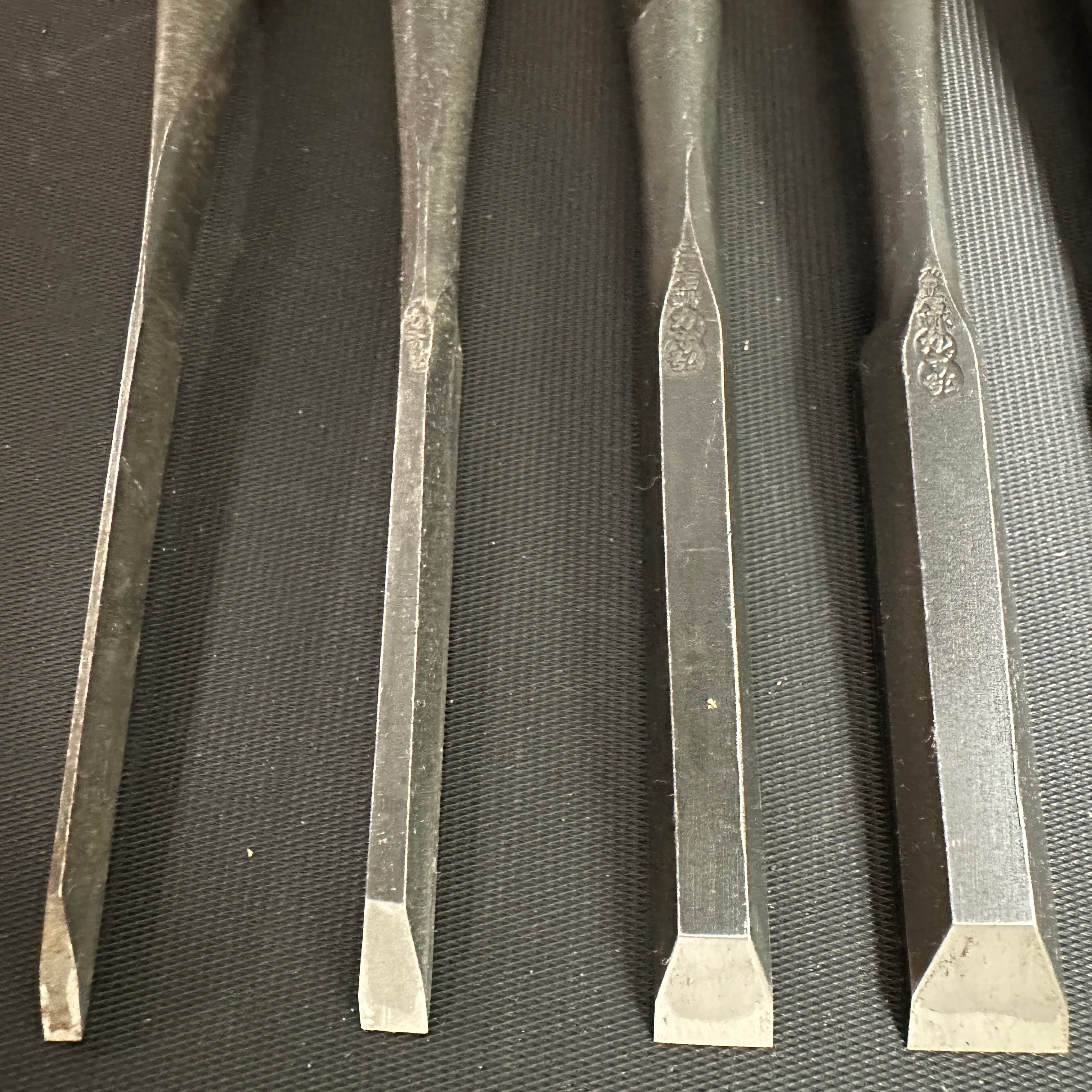 Kazuhiro Old stock Bench chisels set by Endou Kazuo 遠藤一雄作 かず弘 追入10本組鑿 Oiirenomi