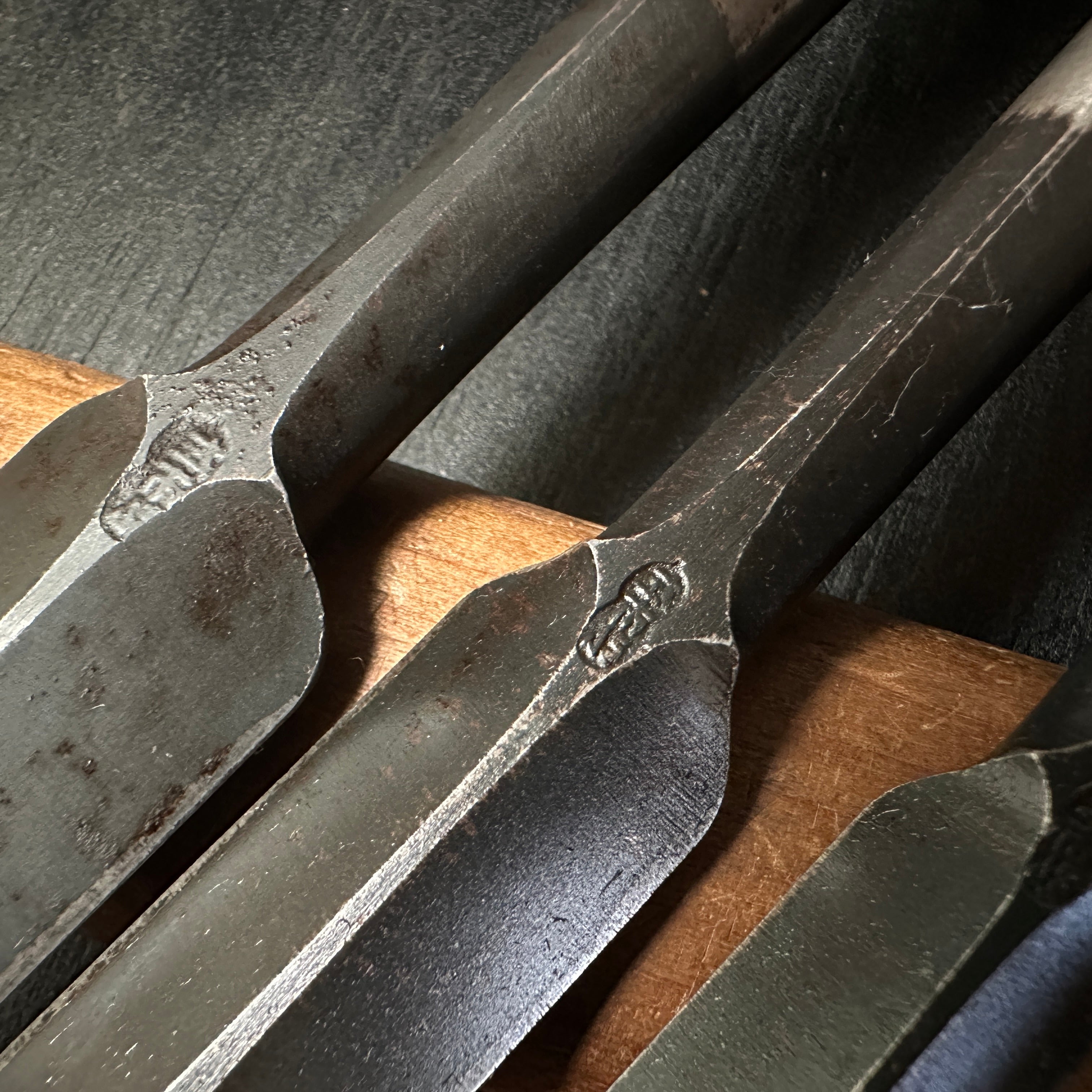 Lightly used Hidari Ichihiro Second Generation Maru shorter Timber chisels set by Yamazaki Shouzou 山崎正三作 左市弘 丸半叩き組鑿 使用品 Used Tatakinomi