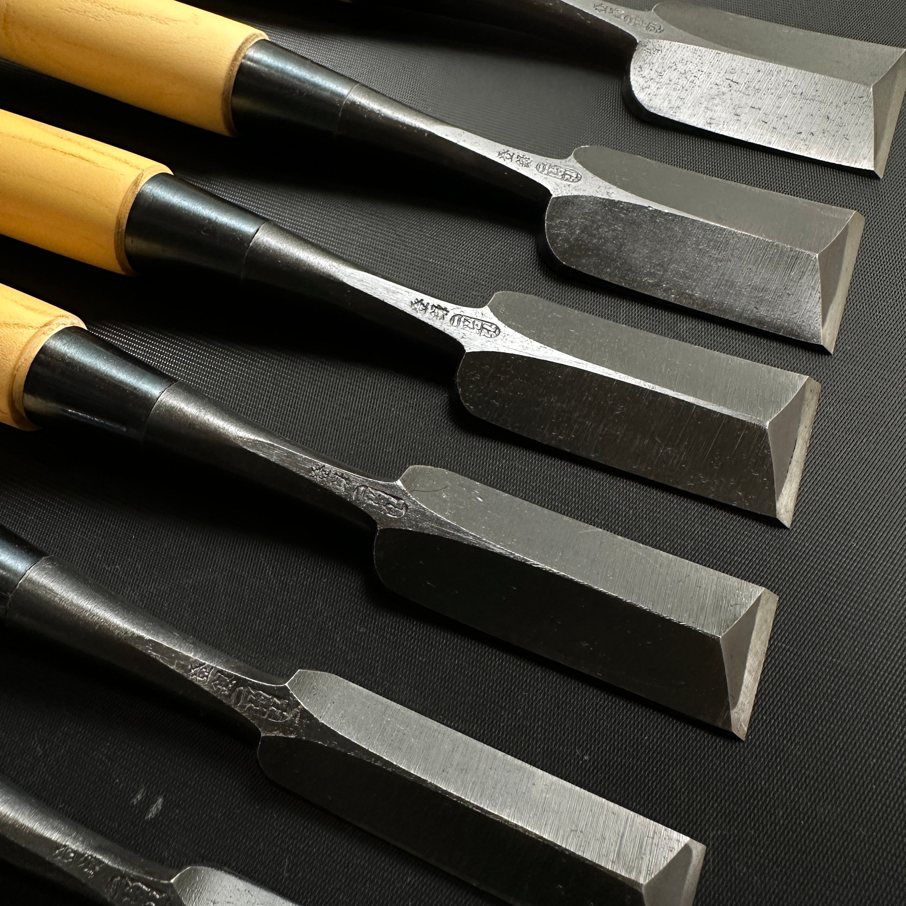 Fujihiro Dovetail chisels set by Chuutarou Imai Gumi Handle 今井忠太郎作 二治弘 鎬追入組鑿 グミ柄 桐箱付 Shinoginomi