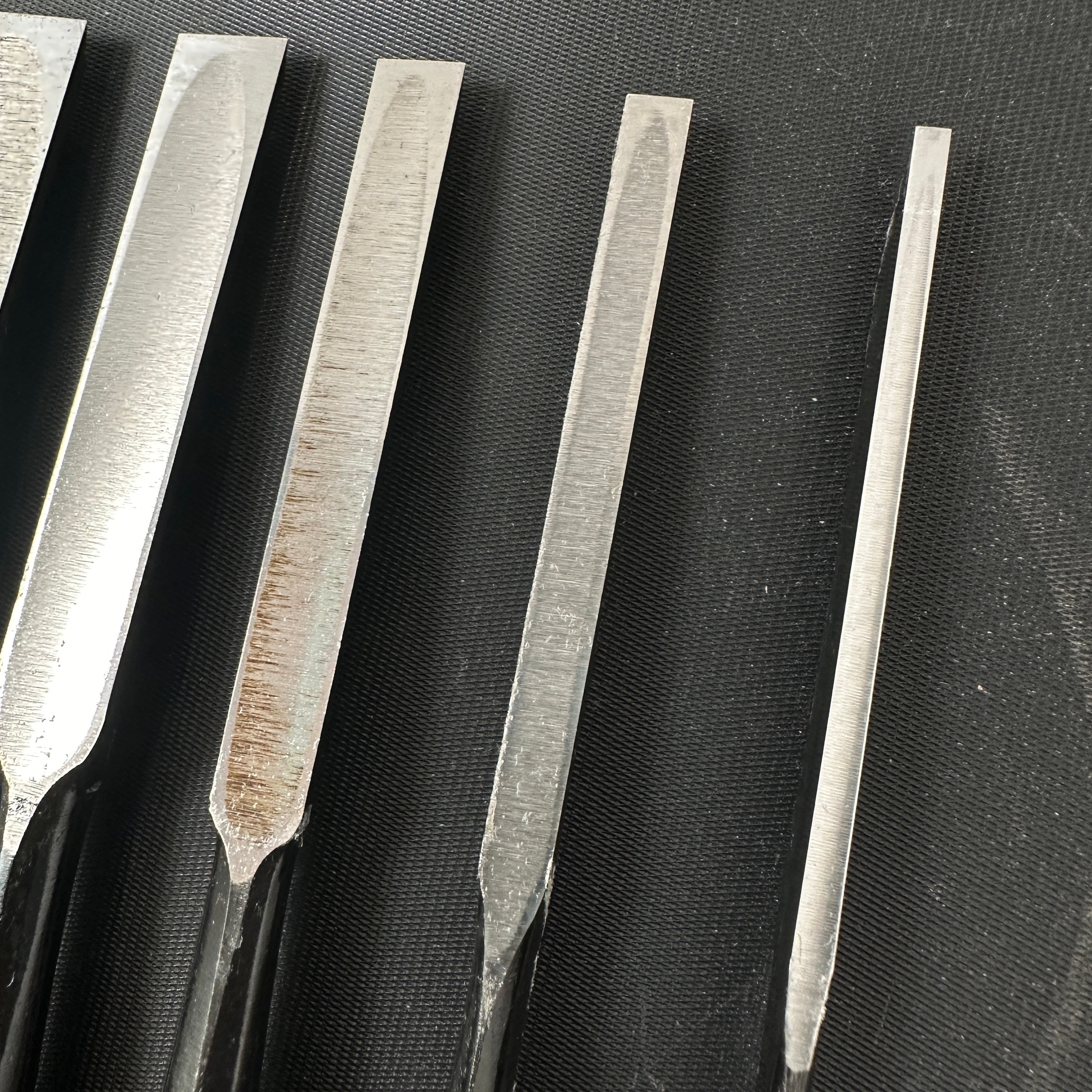 Kikuhiromaru Shorter Timber Chisels set (Chu-Tatakinomi) with wooden box 菊弘丸 中叩組鑿 桐箱付 白樫柄