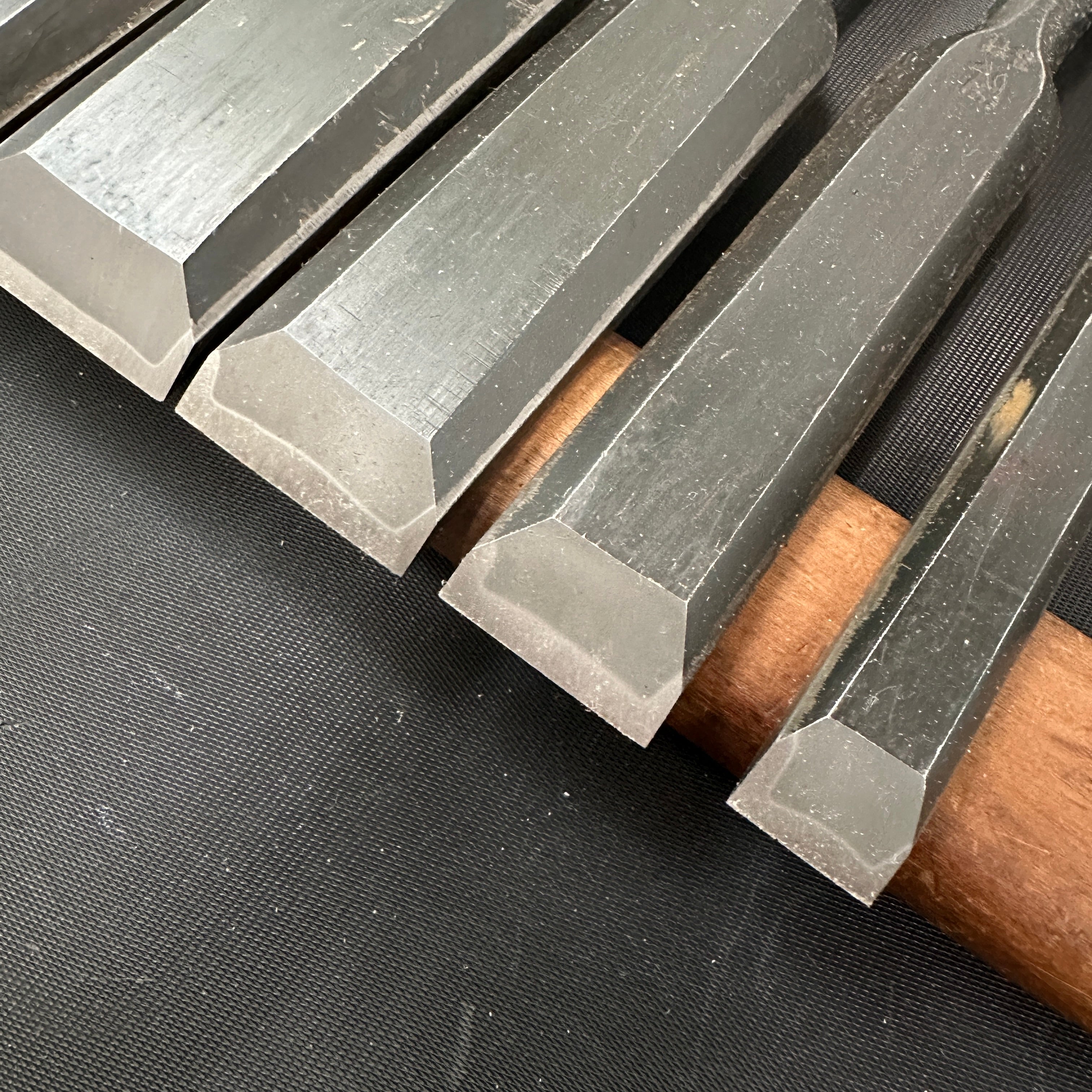 Old stock Kitsune Timber chisels set with white steel by Isono Nobuo 磯野信夫作 狐 叩鑿 6本組