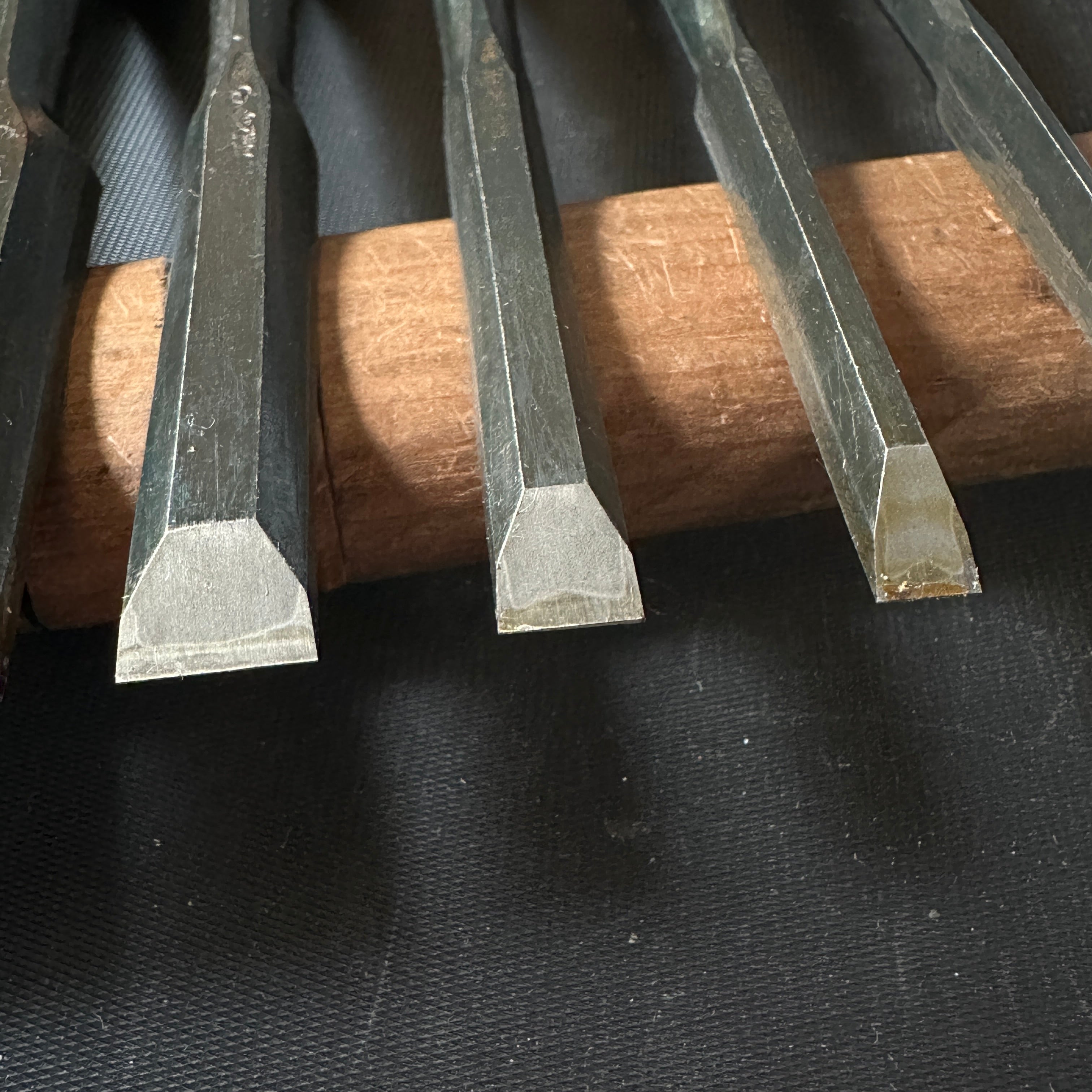 Old stock Yoshihiro Bench chisels set 掘出し物 義廣 追入組鑿 Oirenomi