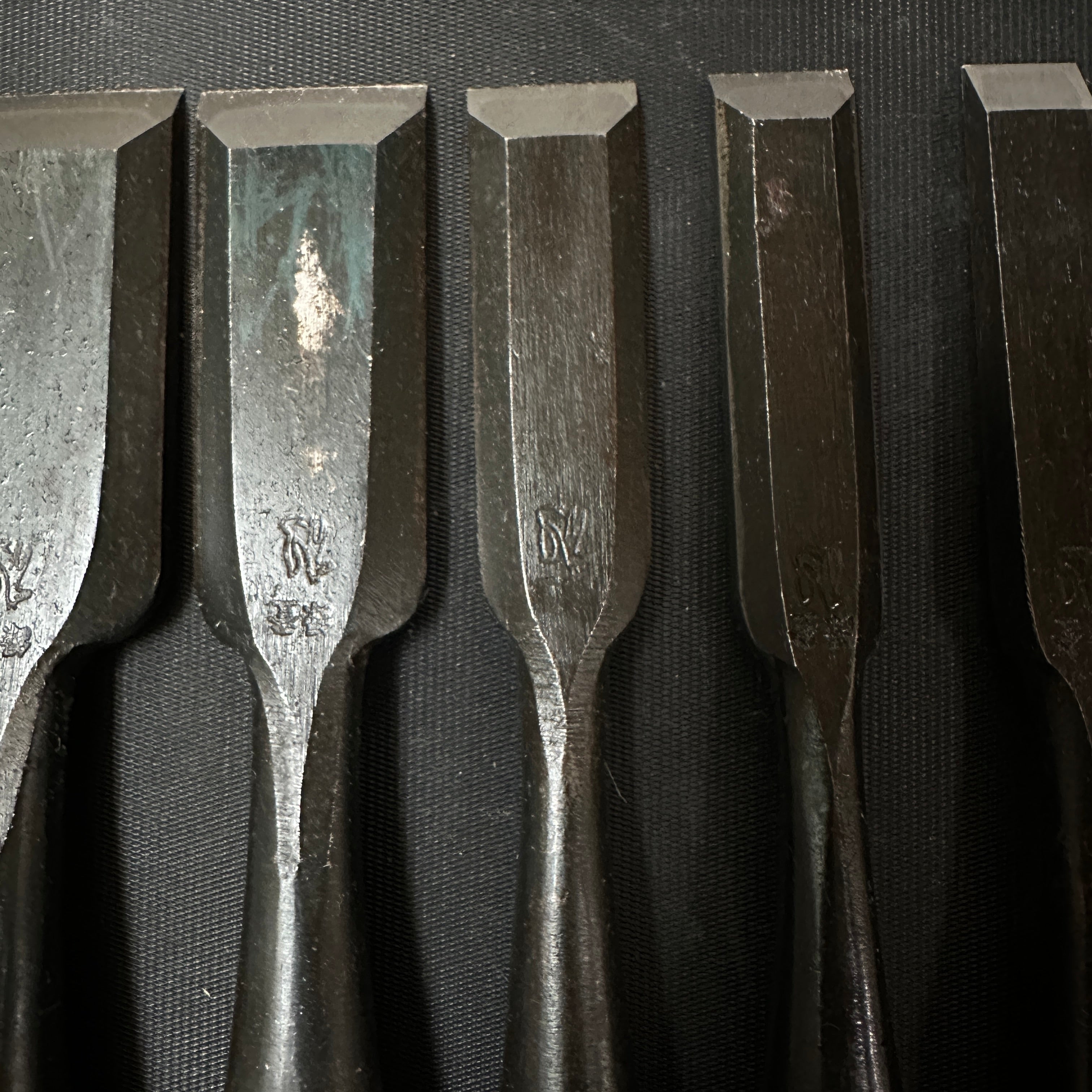 Kitsune Bench chisels set by Isono Nobuo 磯野信夫作 狐 追入組鑿 白樫柄 Oirenomi