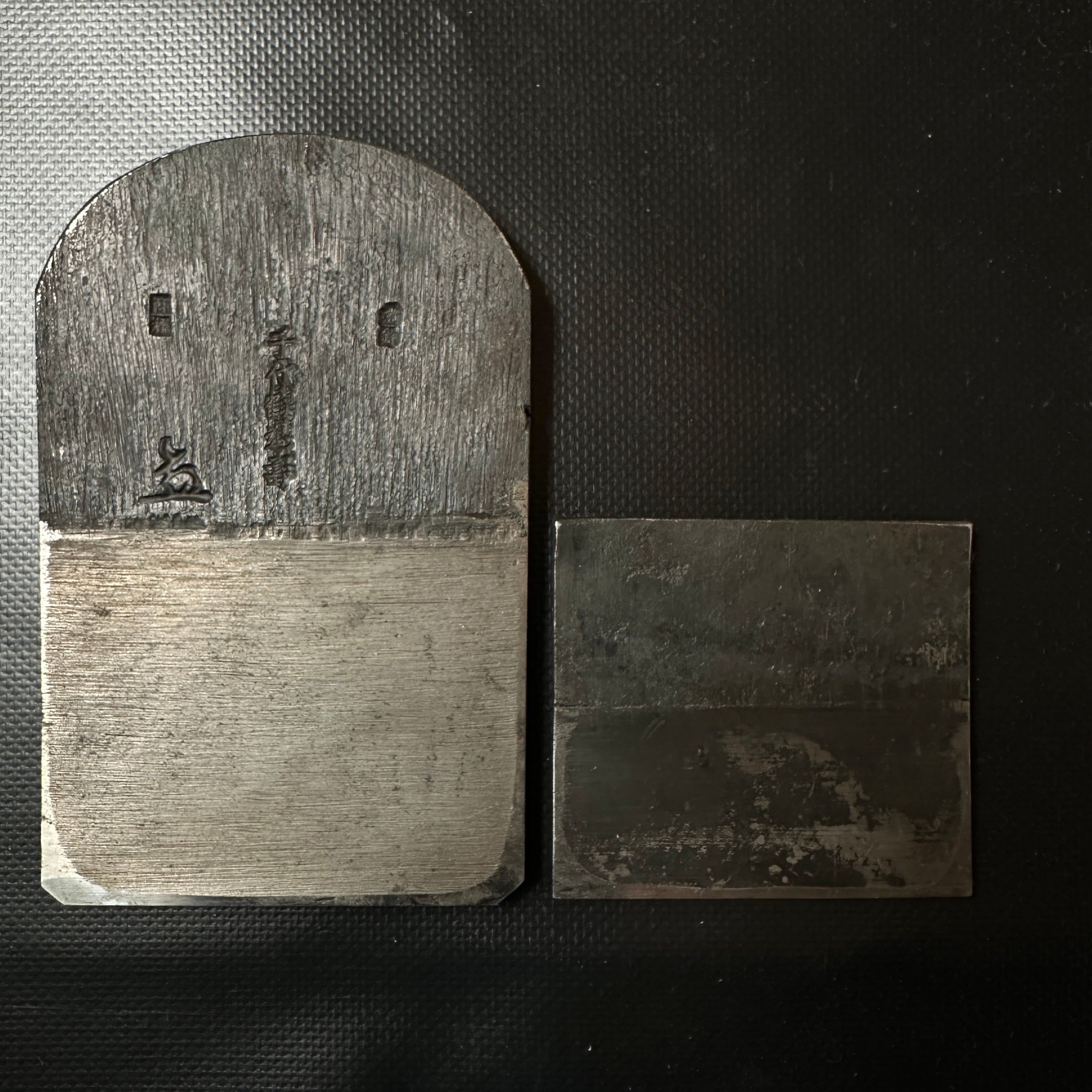 Old stock Chiyoduru Unju Smoothing Plane blade (Kanna) by Tanaka shougo 掘出し物 千代鶴運寿 田中昭吾作 仕上げ鉋刃 70mm