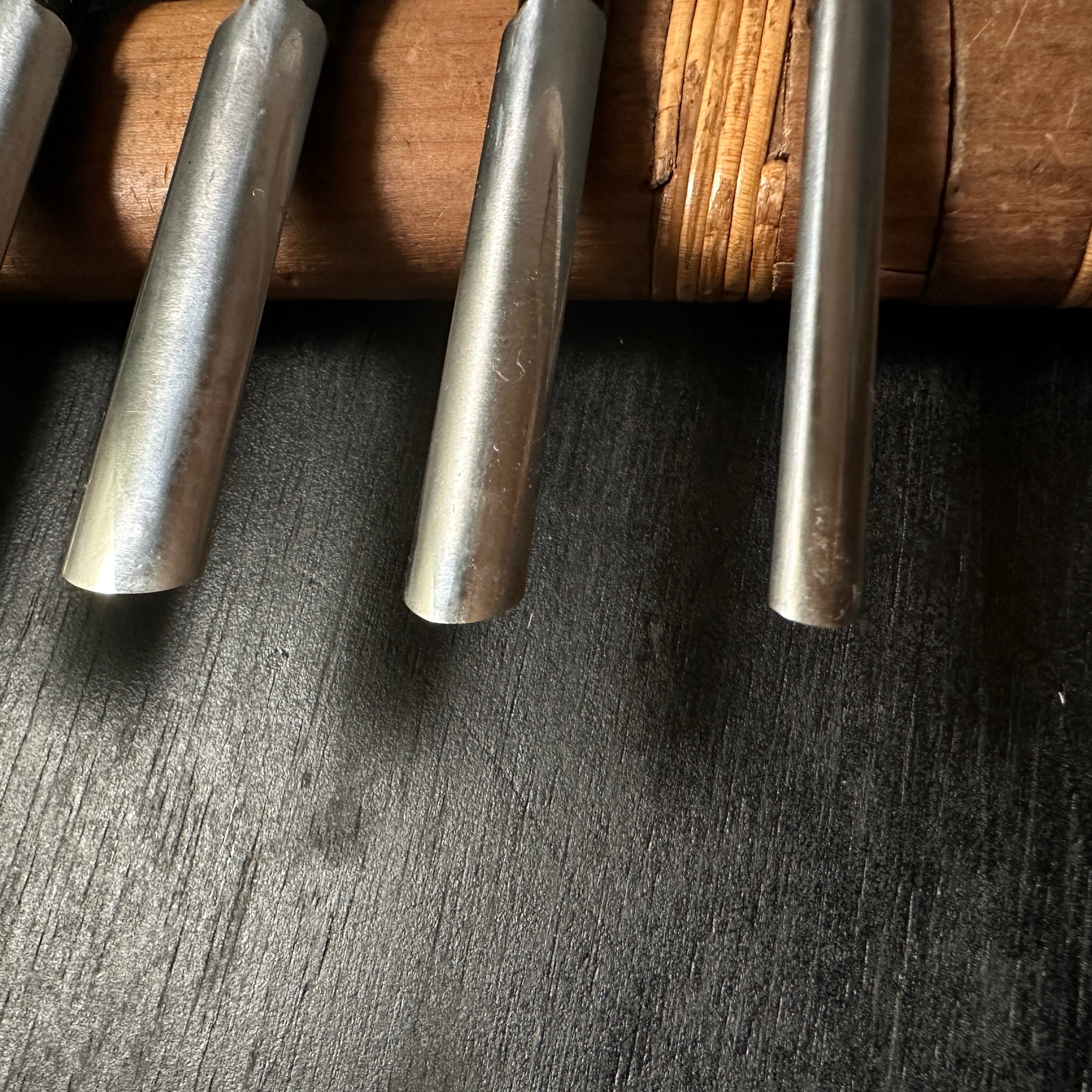 Lightly used Hidari Ichihiro Second Generation Maru shorter Timber chisels set by Yamazaki Shouzou 山崎正三作 左市弘 丸半叩き組鑿 使用品 Used Tatakinomi