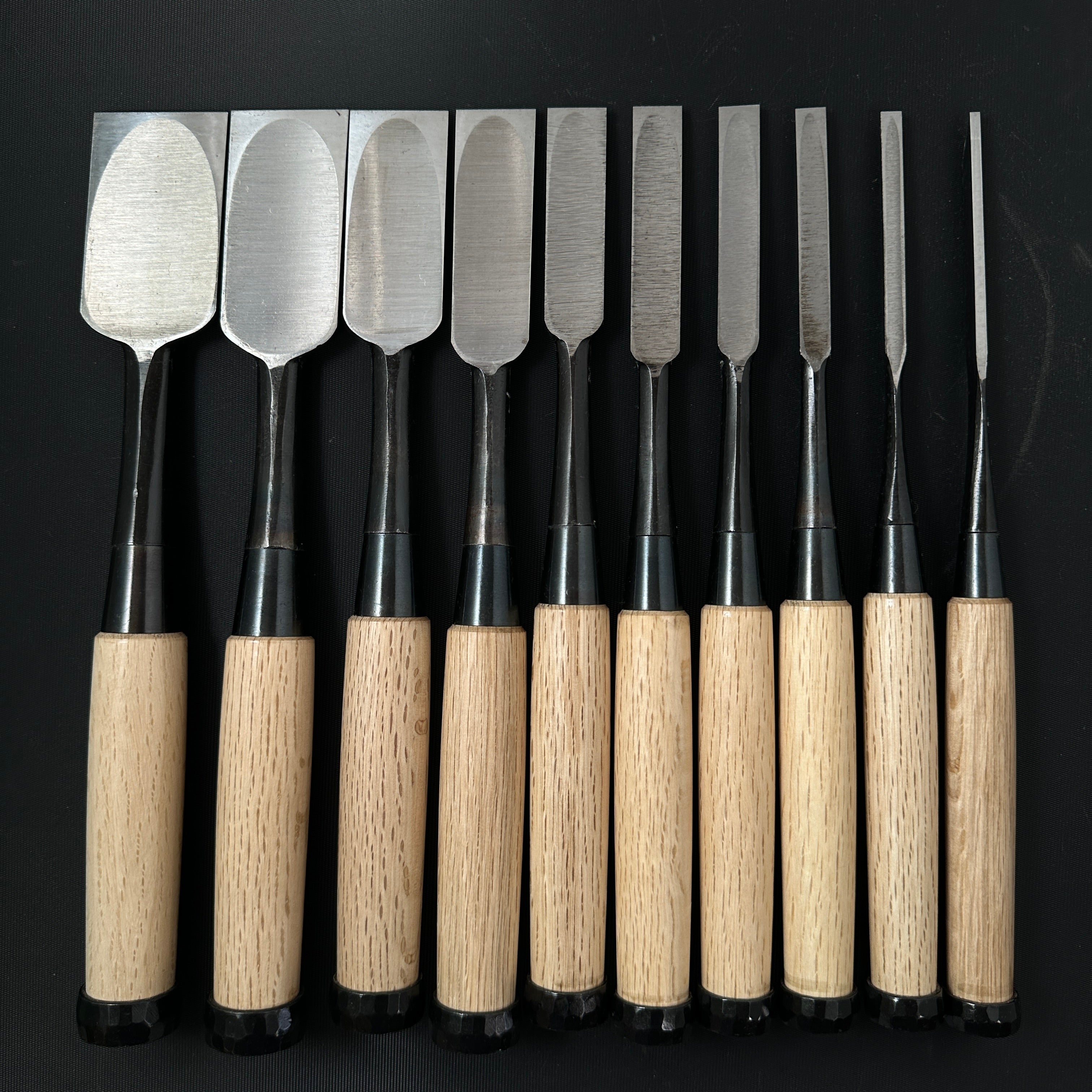 Kikuhiromaru Shorter Timber Chisels set (Chu-Tatakinomi) with wooden box 菊弘丸 中叩組鑿 桐箱付 白樫柄
