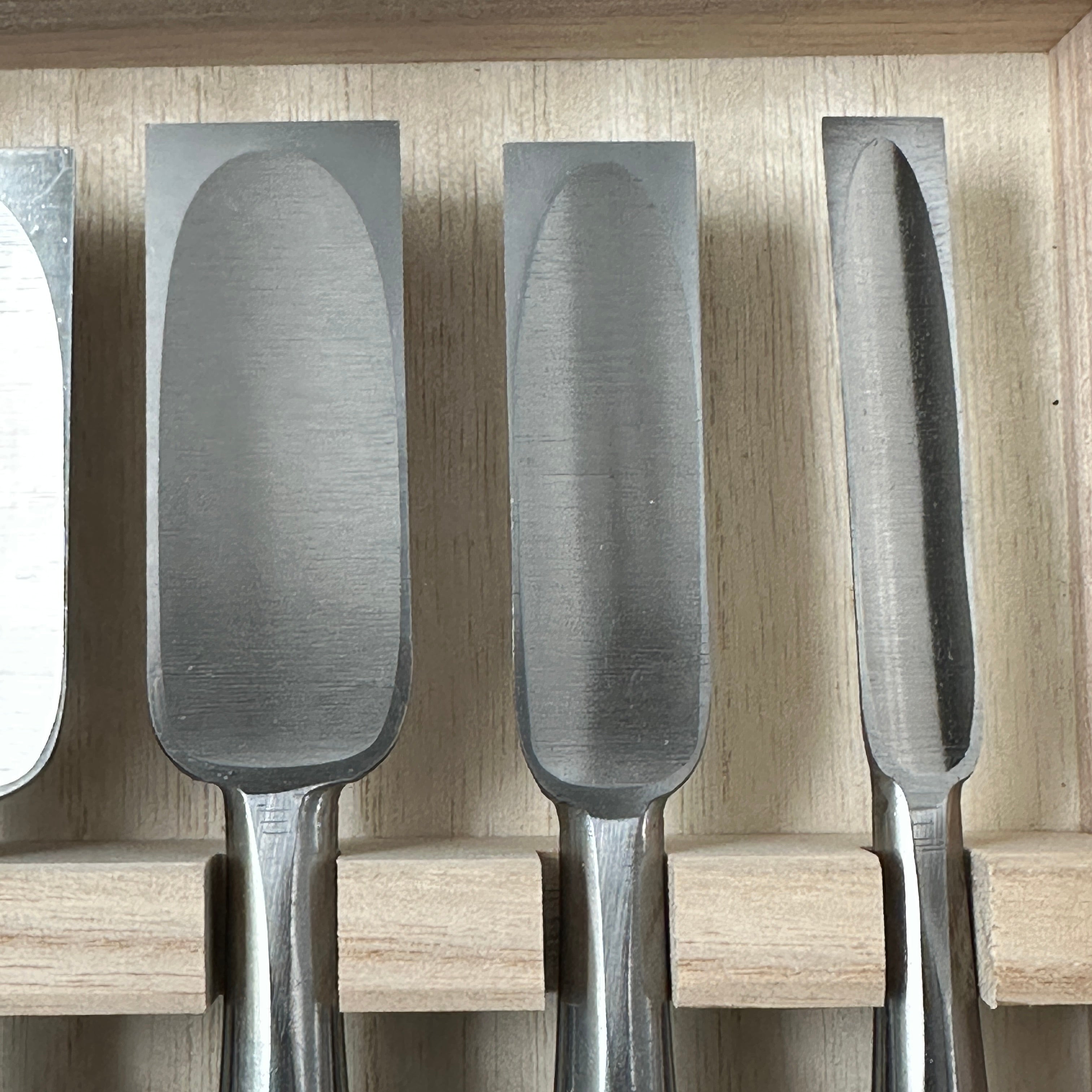 助丸ハイス 追入組鑿 Oirenomi 5本組 桐箱付 Sukemaru High-Speed Steel Bench chisels 5pc set