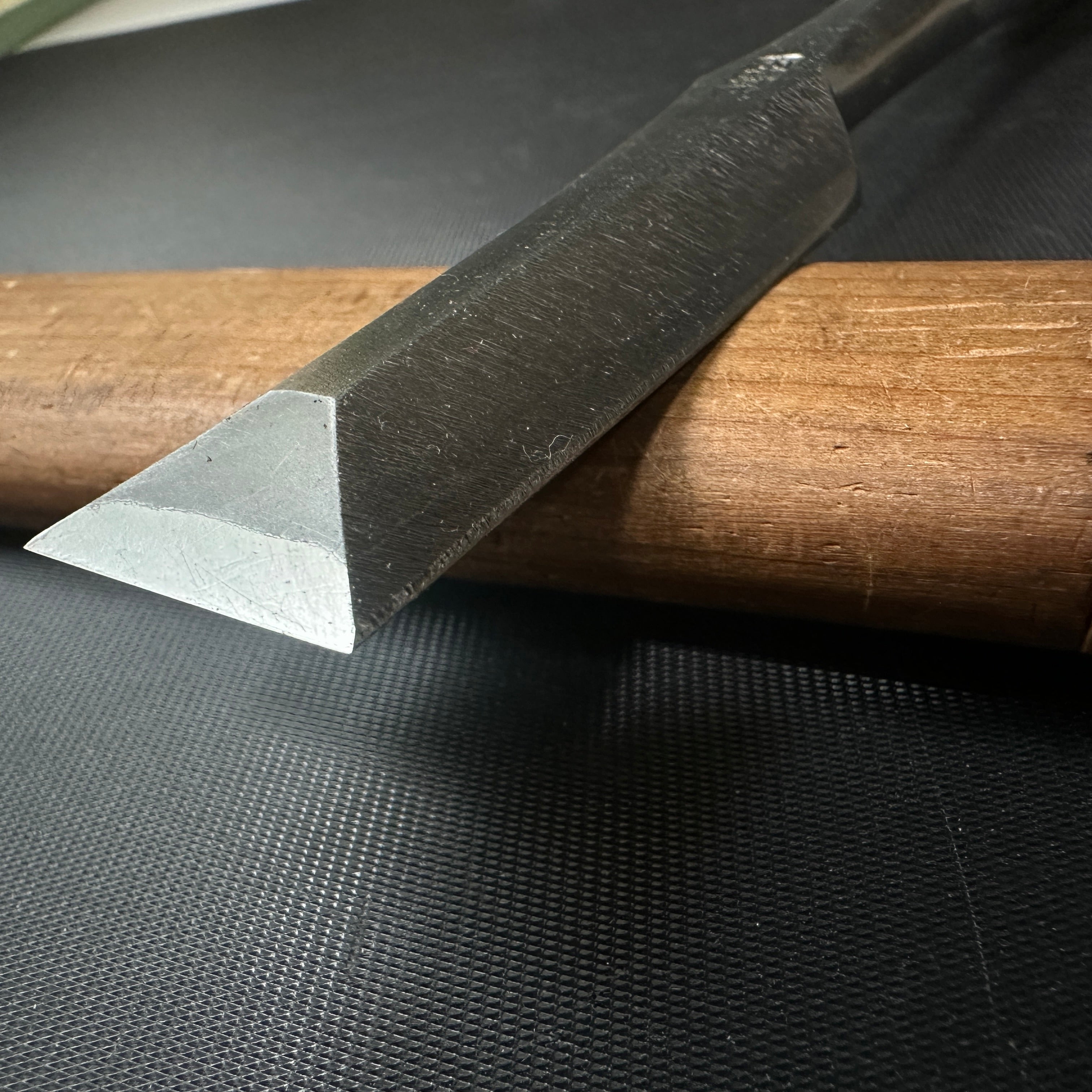 Tasai Dovetail Timber chisels (Itokoba) with blue steel / 田斎作 鎬叩鑿 糸コバ 24mm