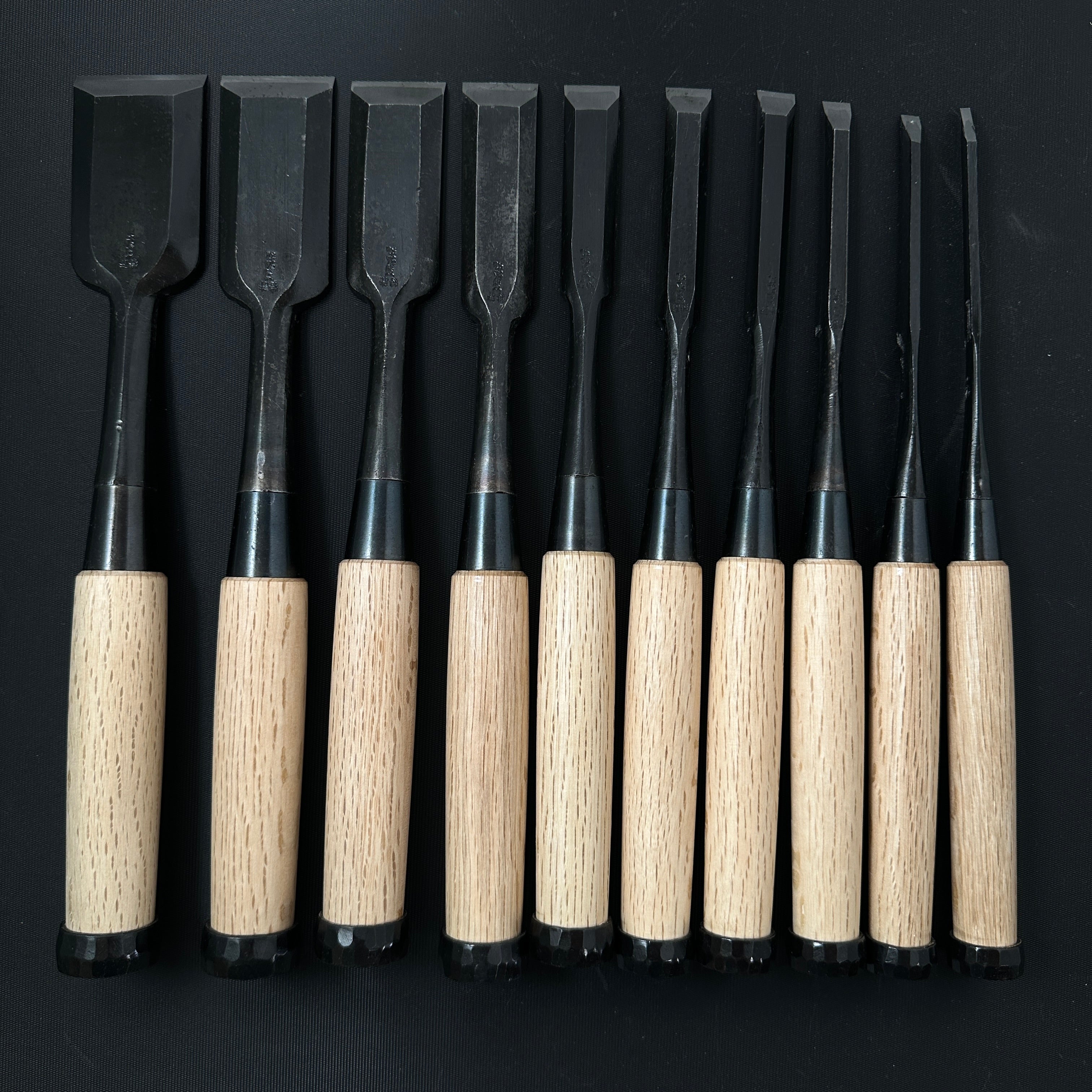 Kikuhiromaru Shorter Timber Chisels set (Chu-Tatakinomi) with wooden box  菊弘丸 中叩組鑿 桐箱付 白樫柄