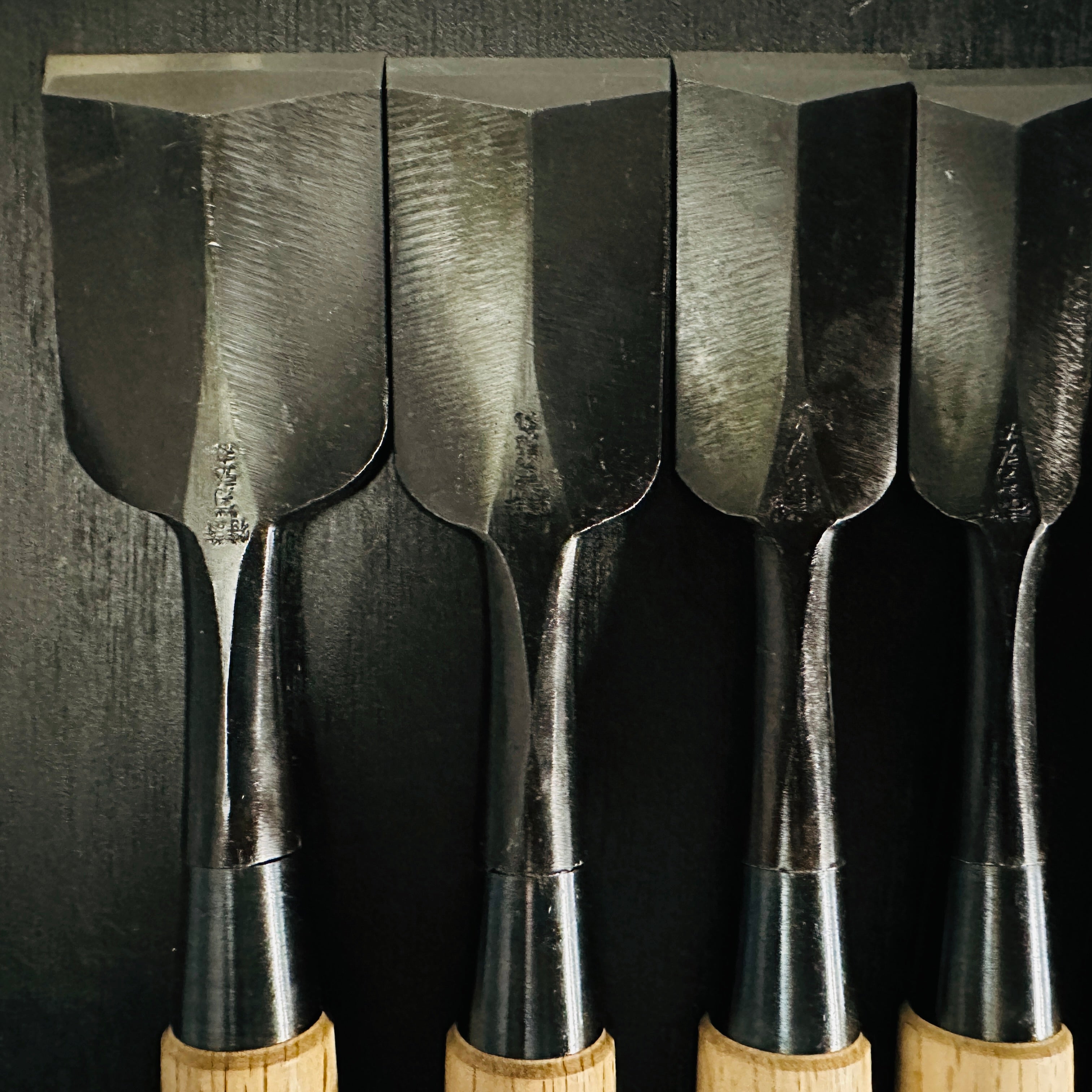 Kikuhiromaru Dovetail Bench chisels set (Oirenomi) with wooden box 菊弘丸 鎬追入組鑿 桐箱付 白樫柄 (シノギ)