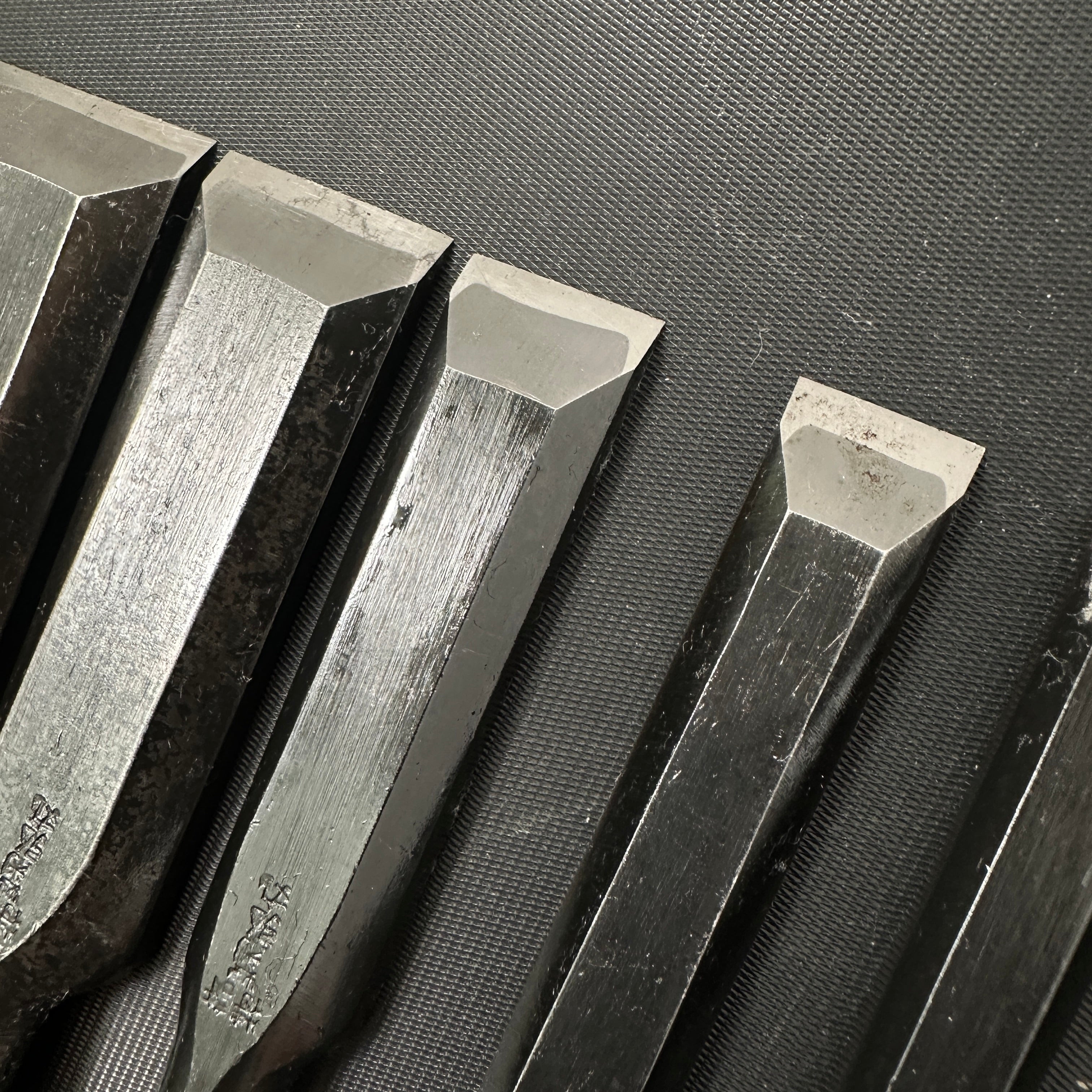 Kikuhiromaru Shorter Timber Chisels set (Chu-Tatakinomi) with wooden box 菊弘丸 中叩組鑿 桐箱付 白樫柄