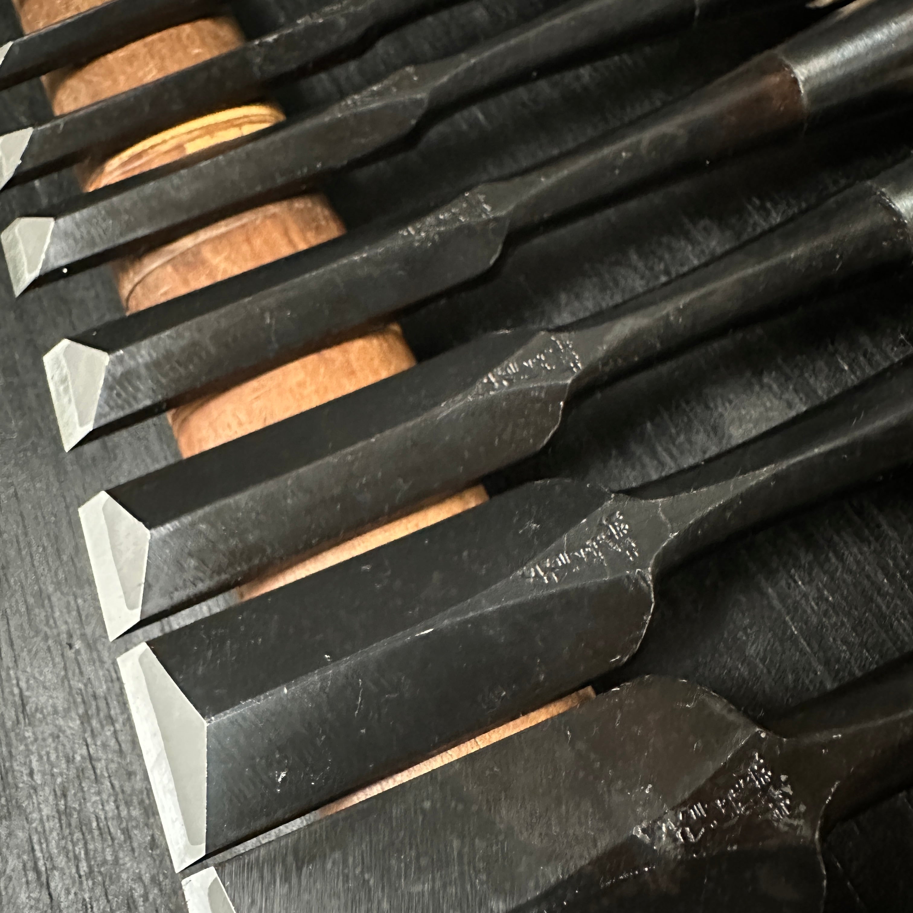 Kikuhiromaru Dovetail Bench chisels set (Oirenomi) with wooden box 菊弘丸 鎬追入組鑿 桐箱付 白樫柄 (シノギ)