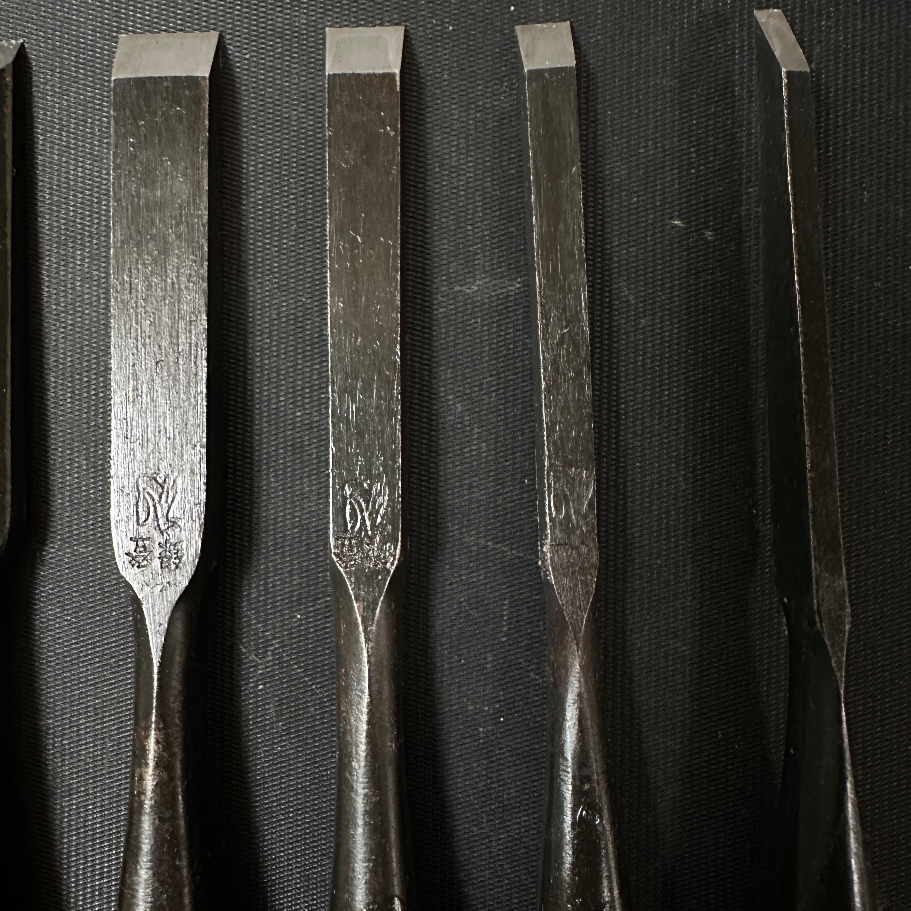 Kitsune Bench chisels set by Isono Nobuo 磯野信夫作 狐 追入組鑿 白樫柄 Oirenomi