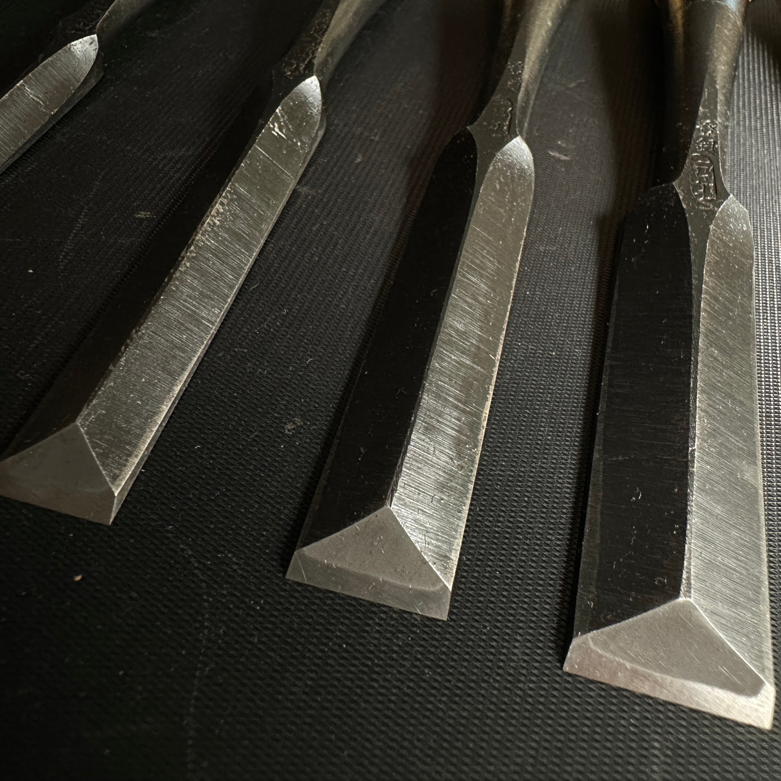 Fujihiro Dovetail chisels set by Chuutarou Imai Gumi Handle 今井忠太郎作 二治弘 鎬追入組鑿 グミ柄 桐箱付 Shinoginomi