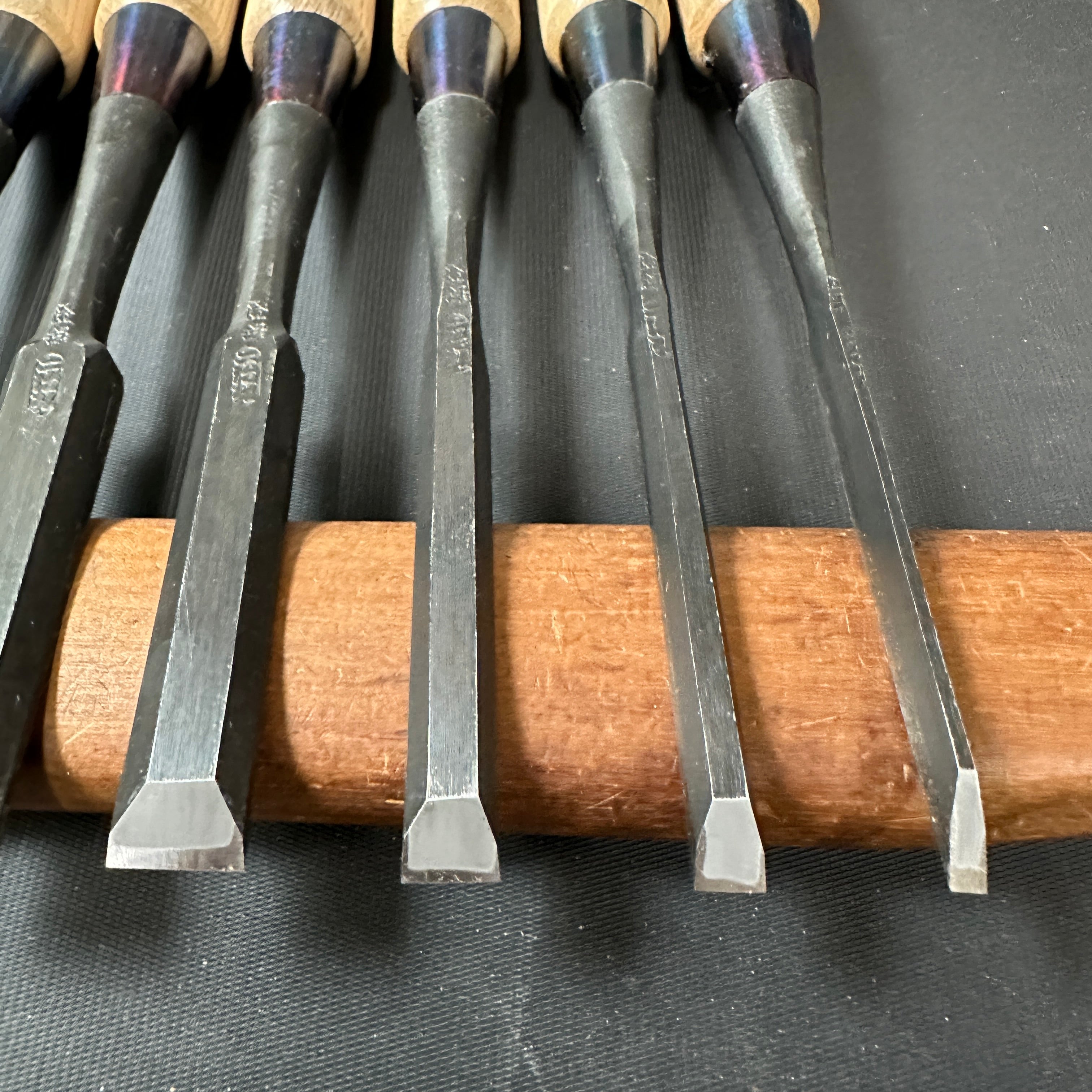 Nijihiro Bench chisels set by Chuutarou Imai white oak handle (Fujihiro) 今井忠太郎作 二治弘 追入組鑿 白樫柄