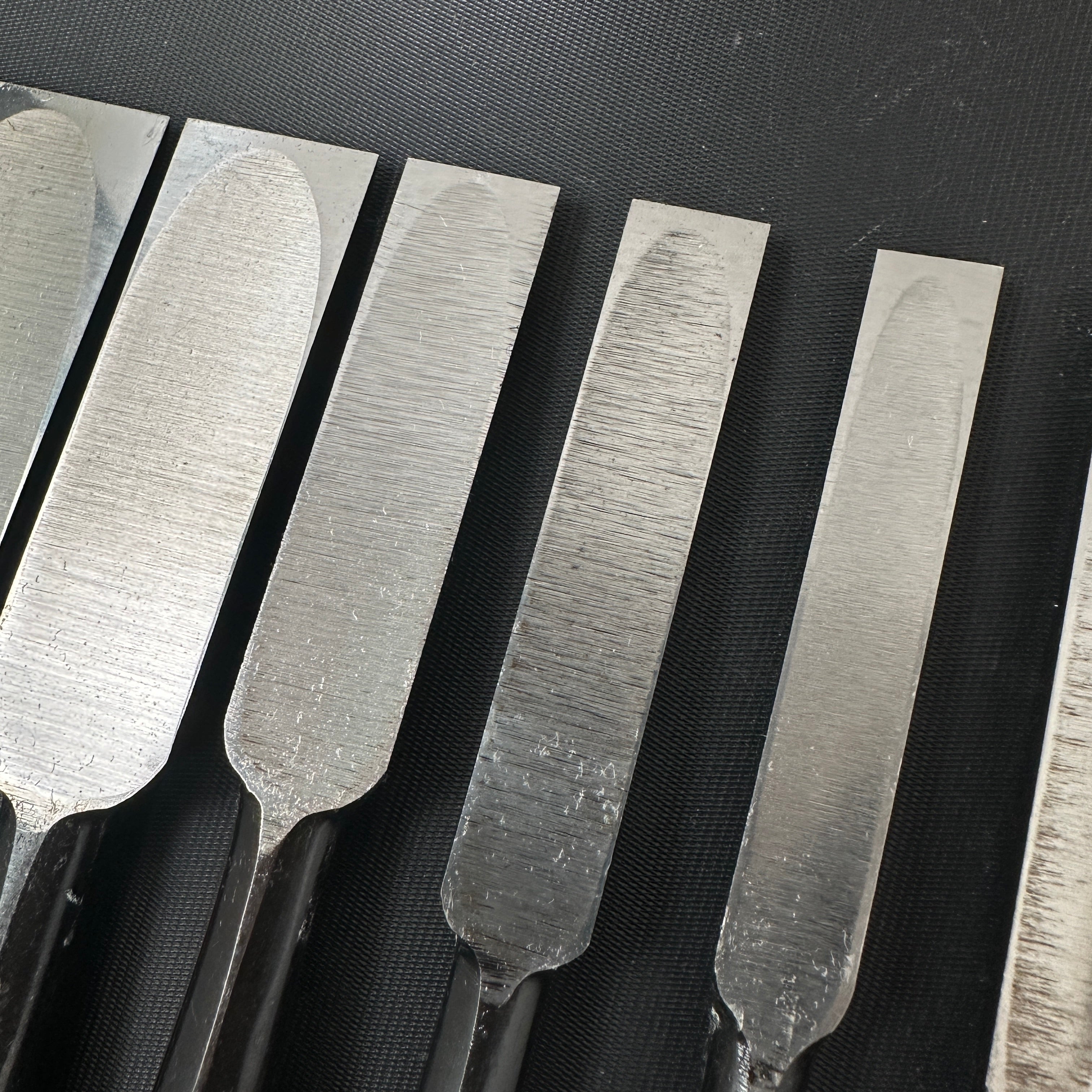 Kikuhiromaru Shorter Timber Chisels set (Chu-Tatakinomi) with wooden box 菊弘丸 中叩組鑿 桐箱付 白樫柄