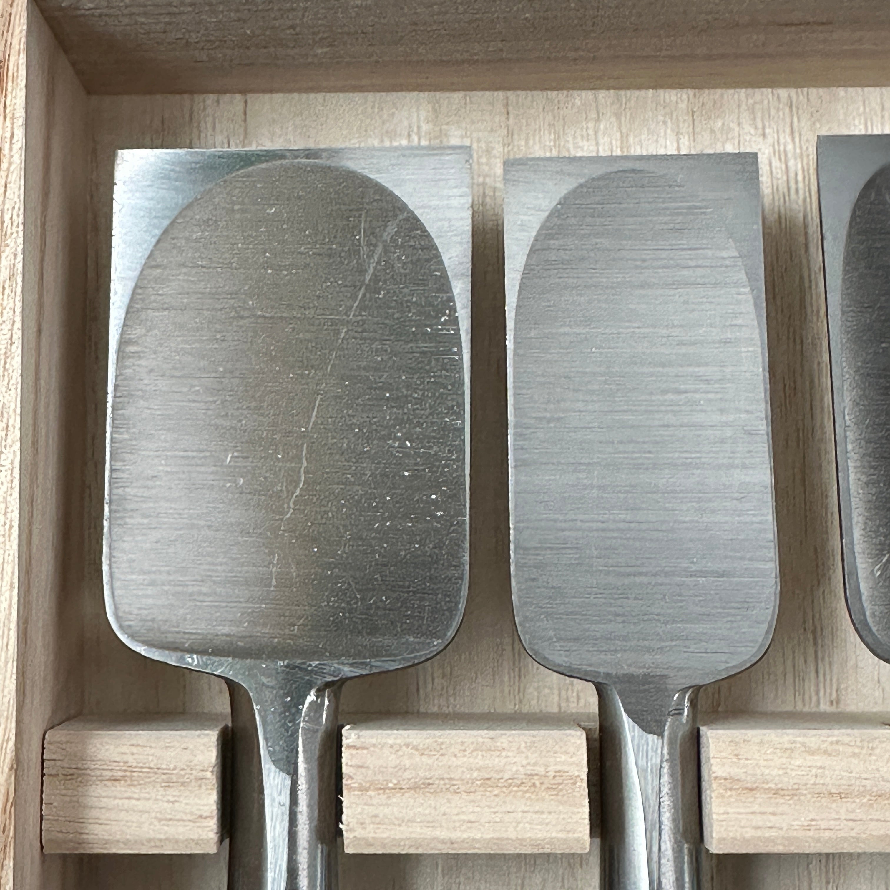 助丸ハイス 追入組鑿 Oirenomi 5本組 桐箱付 Sukemaru High-Speed Steel Bench chisels 5pc set