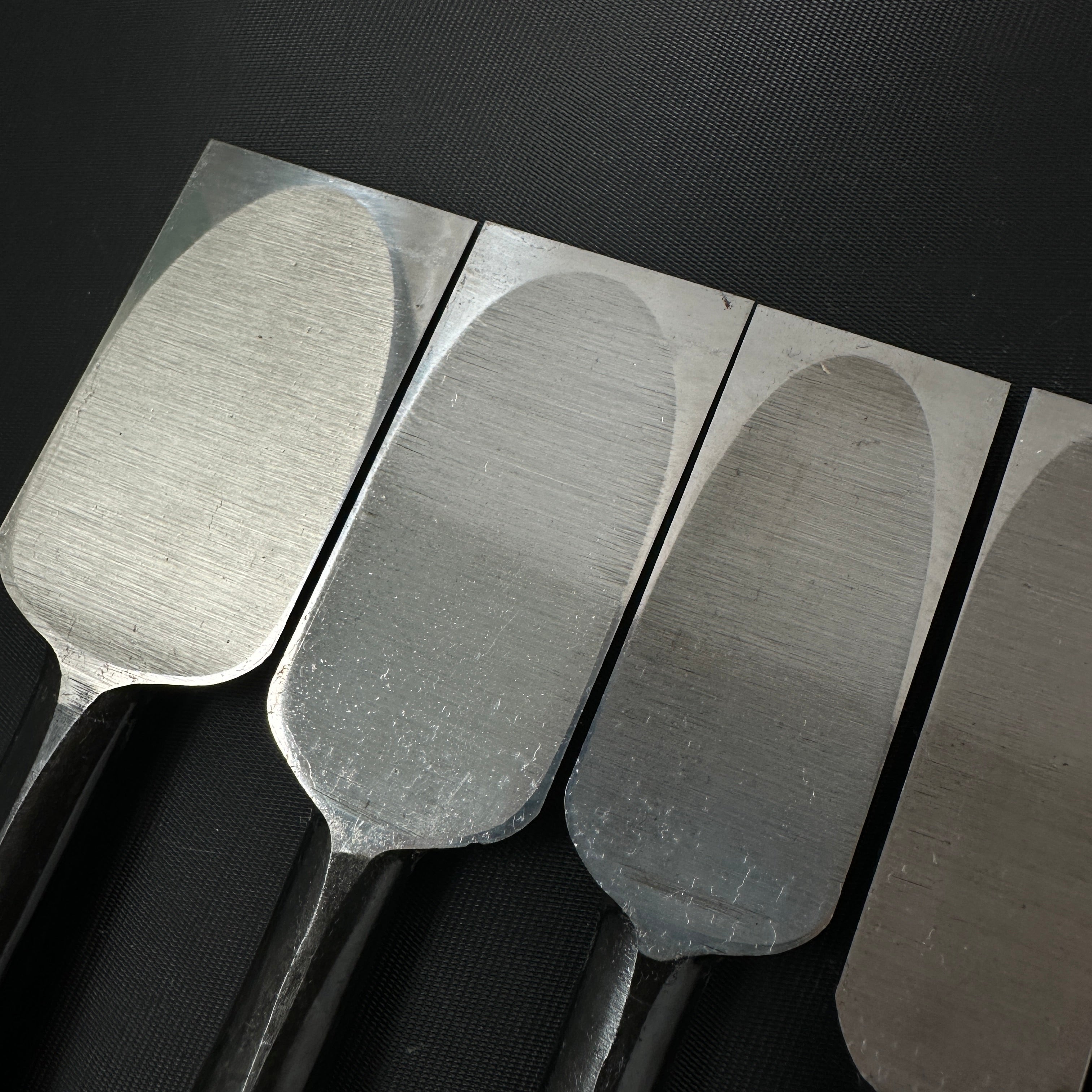 Kikuhiromaru Shorter Timber Chisels set (Chu-Tatakinomi) with wooden box 菊弘丸 中叩組鑿 桐箱付 白樫柄