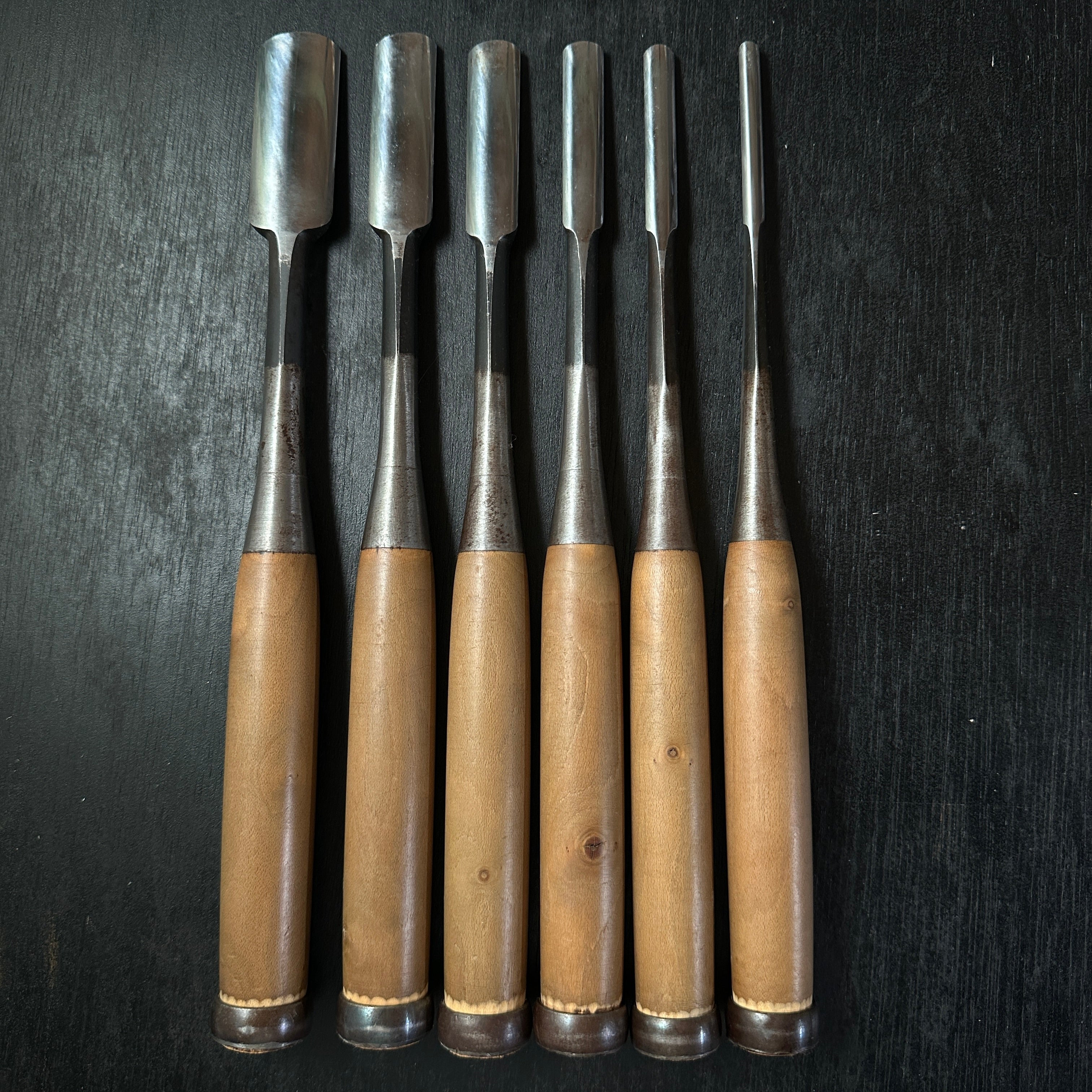 Lightly used Hidari Ichihiro Second Generation Maru shorter Timber chisels set by Yamazaki Shouzou 山崎正三作 左市弘 丸半叩き組鑿 使用品 Used Tatakinomi