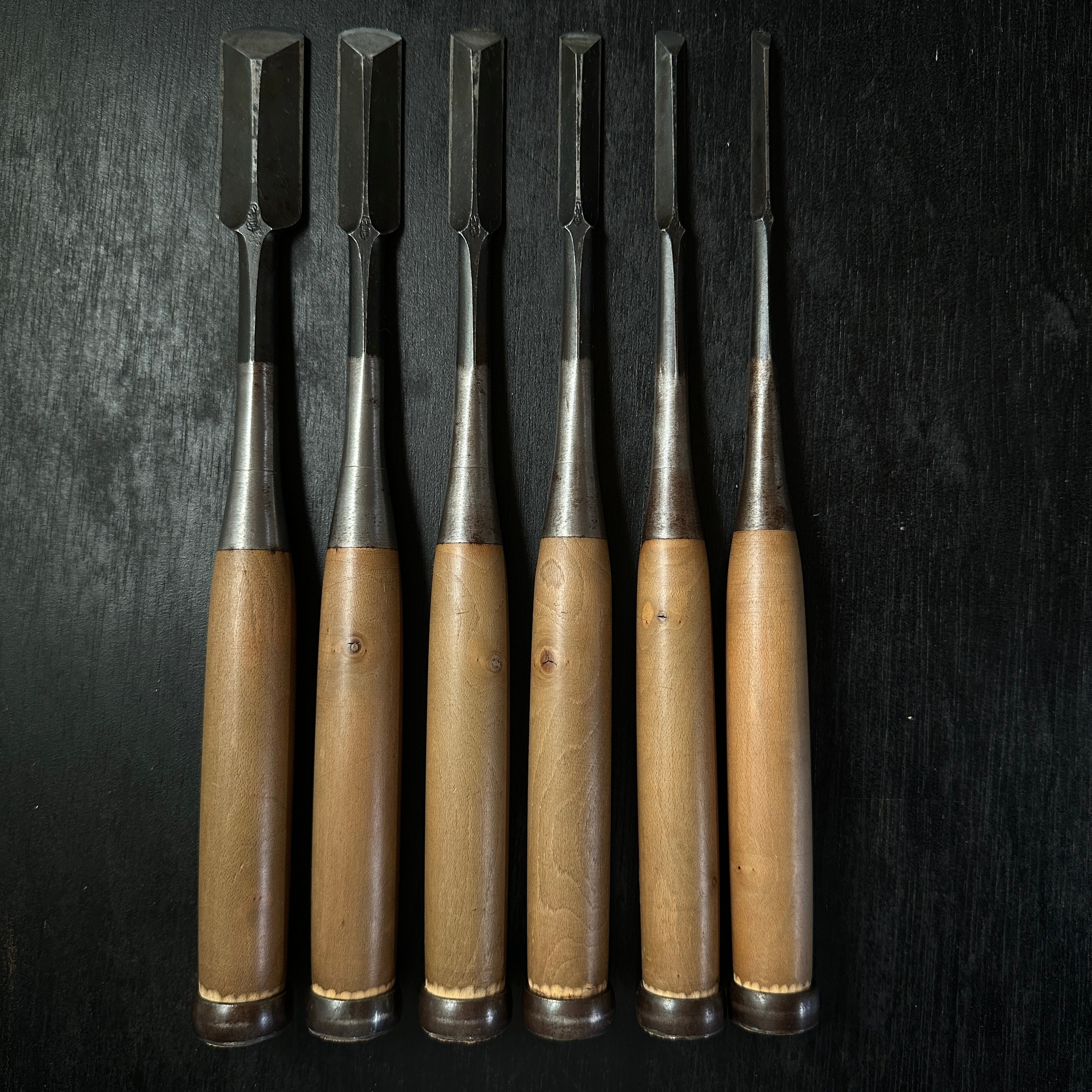 Lightly used Hidari Ichihiro Second Generation Maru shorter Timber chisels set by Yamazaki Shouzou 山崎正三作 左市弘 丸半叩き組鑿 使用品 Used Tatakinomi