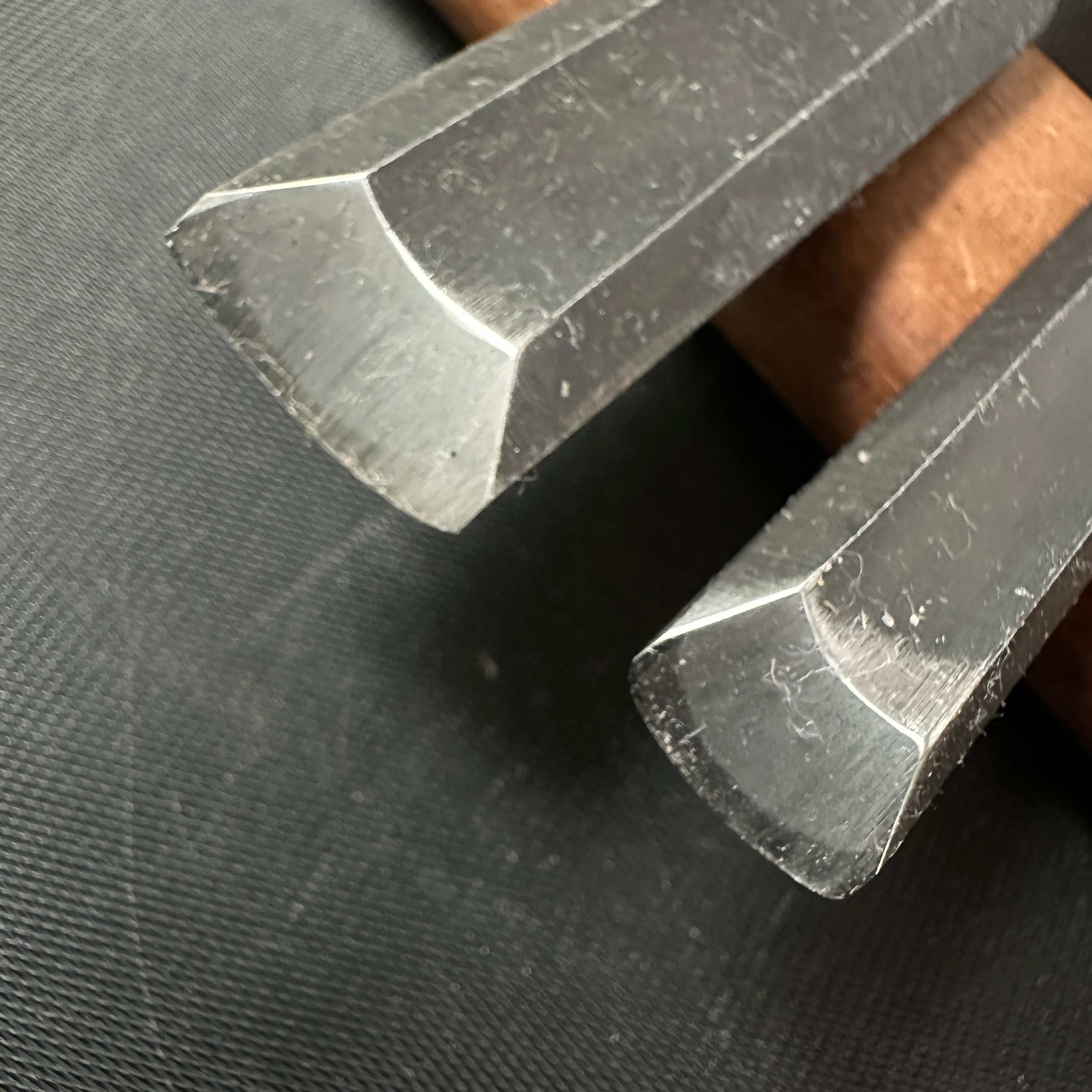 Old stock Yoshihiro Hira Sotomaru chisels with white steel 掘出し物 吉弘 平外丸鑿 白紙鋼 12,18mm