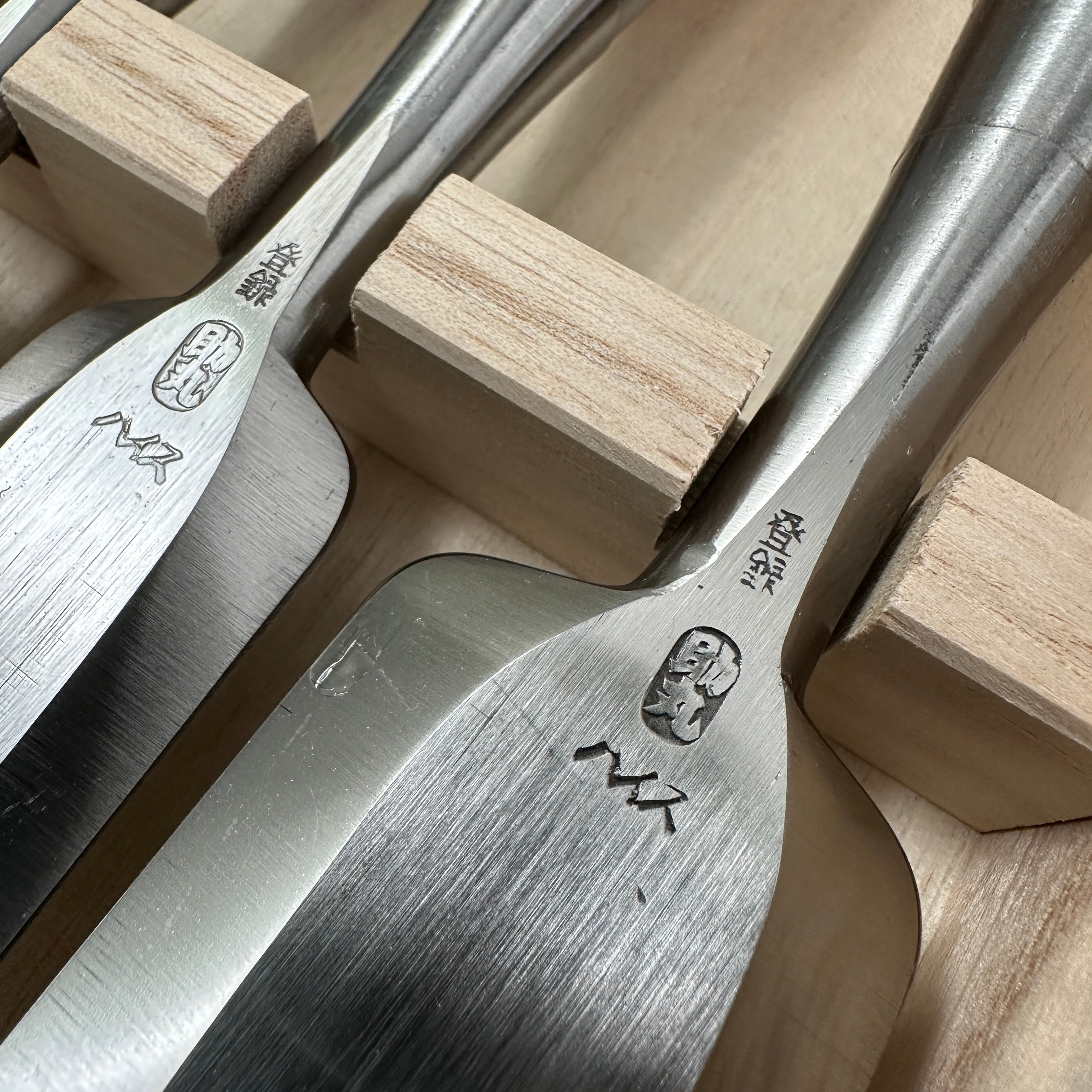 助丸ハイス 追入組鑿 Oirenomi 5本組 桐箱付 Sukemaru High-Speed Steel Bench chisels 5pc set