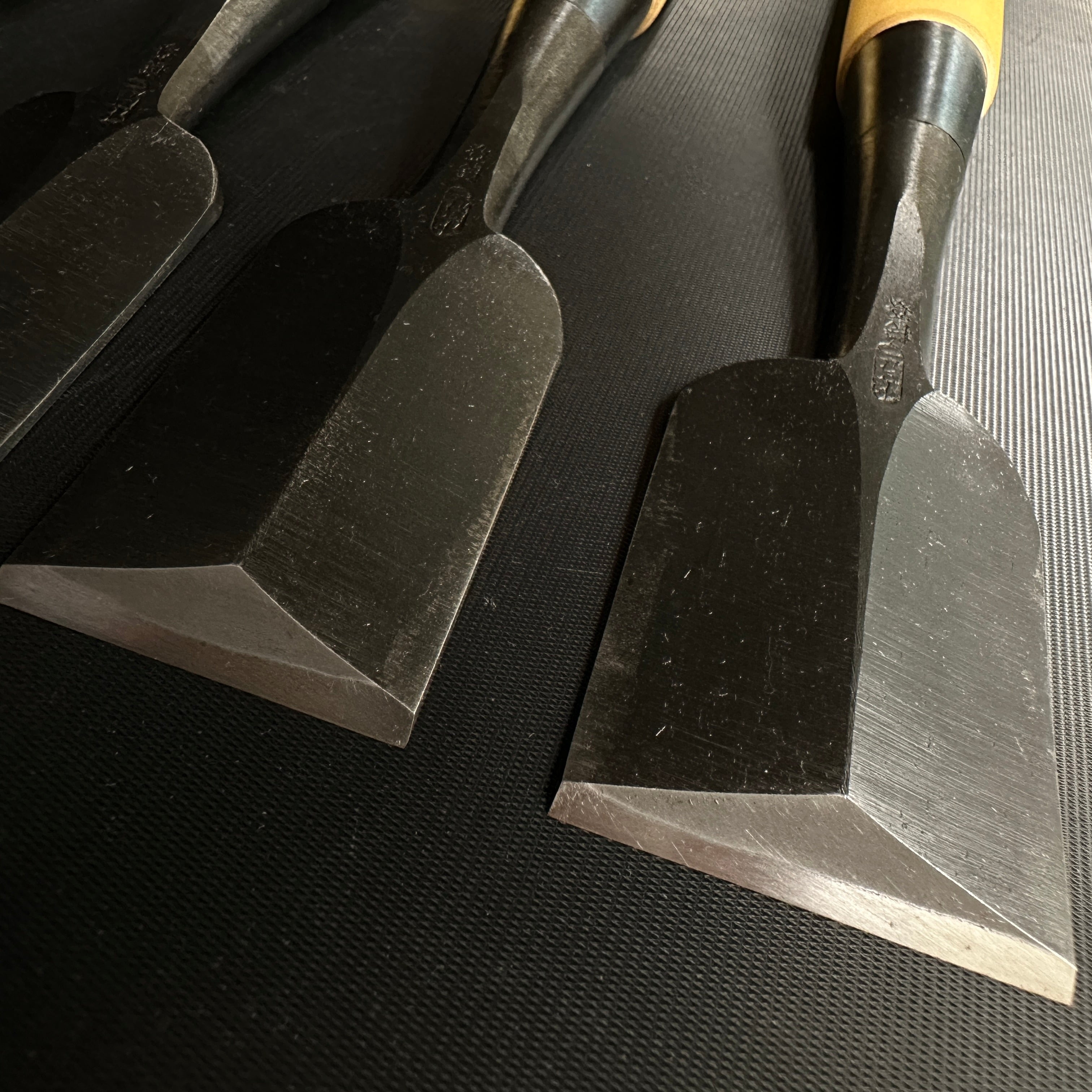 Fujihiro Dovetail chisels set by Chuutarou Imai Gumi Handle 今井忠太郎作 二治弘 鎬追入組鑿 グミ柄 桐箱付 Shinoginomi