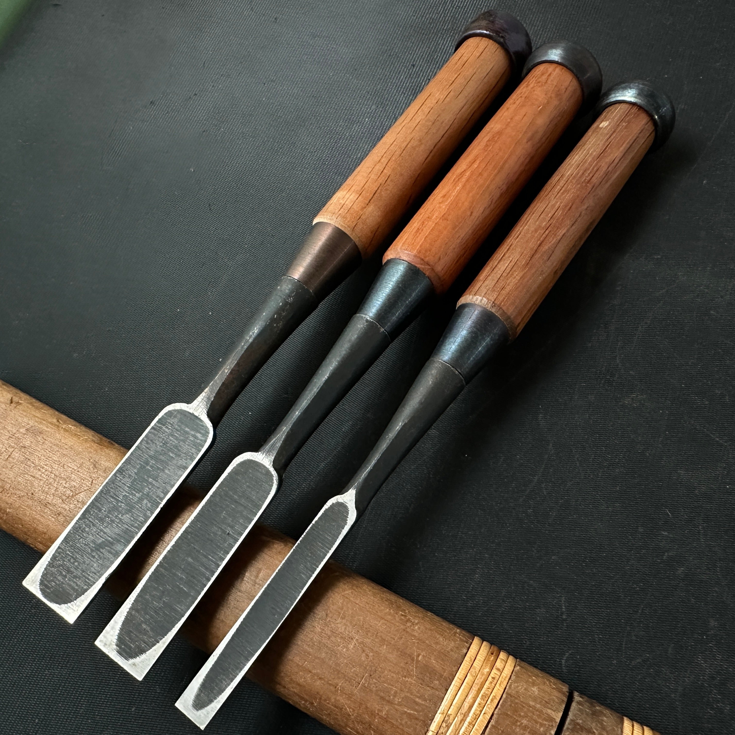 Old stock Hidari-Munekatsu Bench chisels by Suzuki Shousuke 掘出し物 左宗勝 鈴木章助作 追入鑿 Orenomi