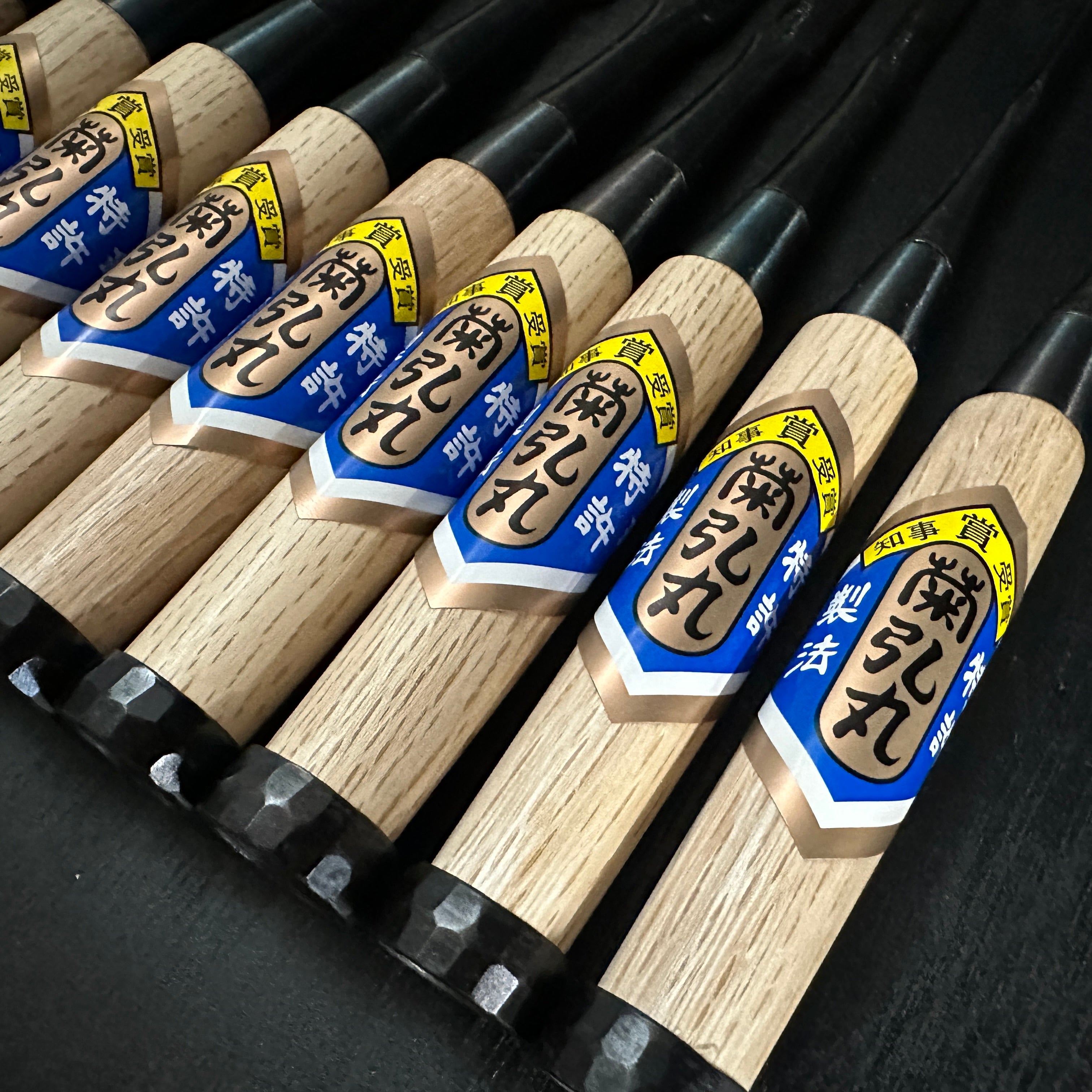 Kikuhiromaru Dovetail Bench chisels set (Oirenomi) with wooden box 菊弘丸 鎬追入組鑿 桐箱付 白樫柄 (シノギ)