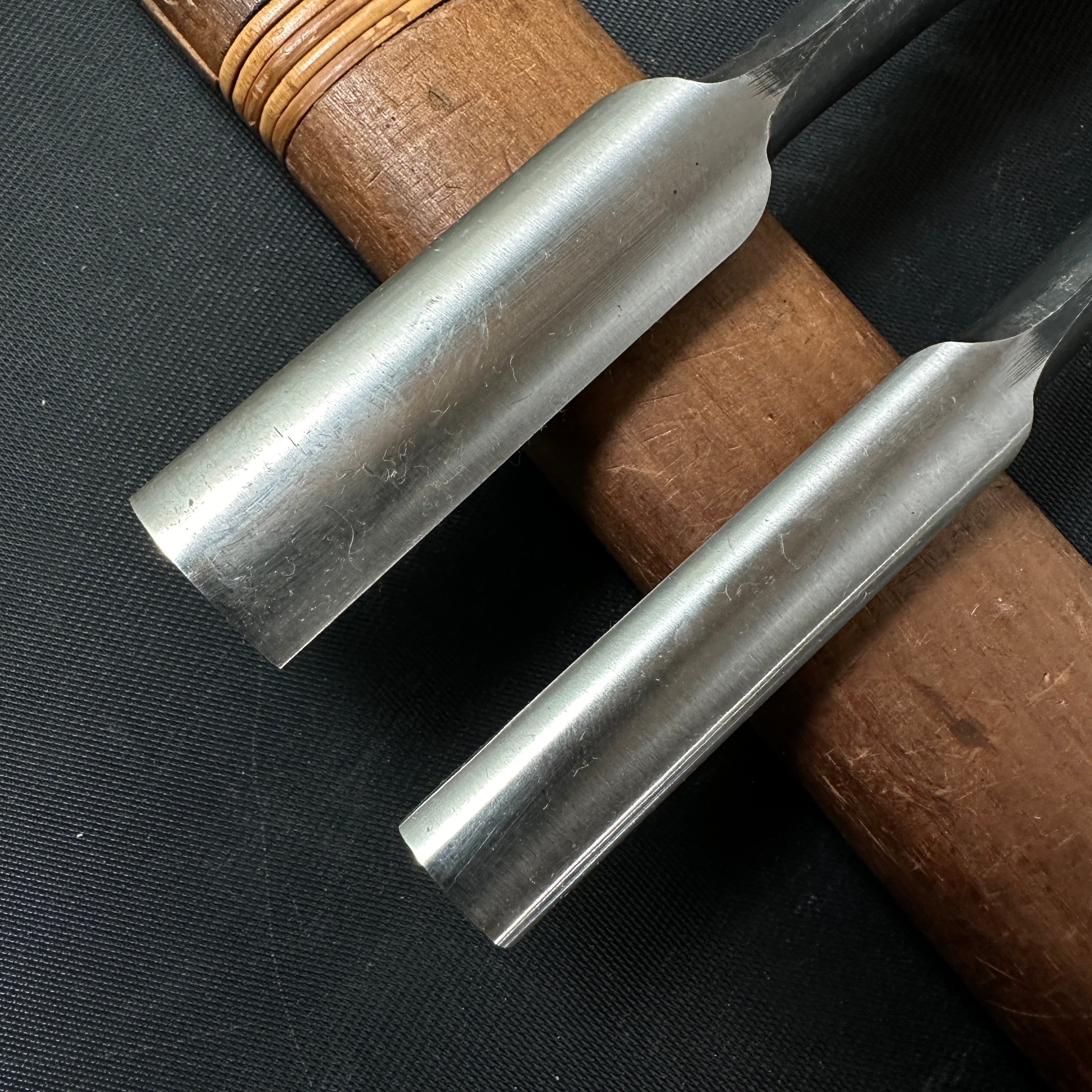 Old stock Yoshihiro Hira Sotomaru chisels with white steel 掘出し物 吉弘 平外丸鑿 白紙鋼 12,18mm