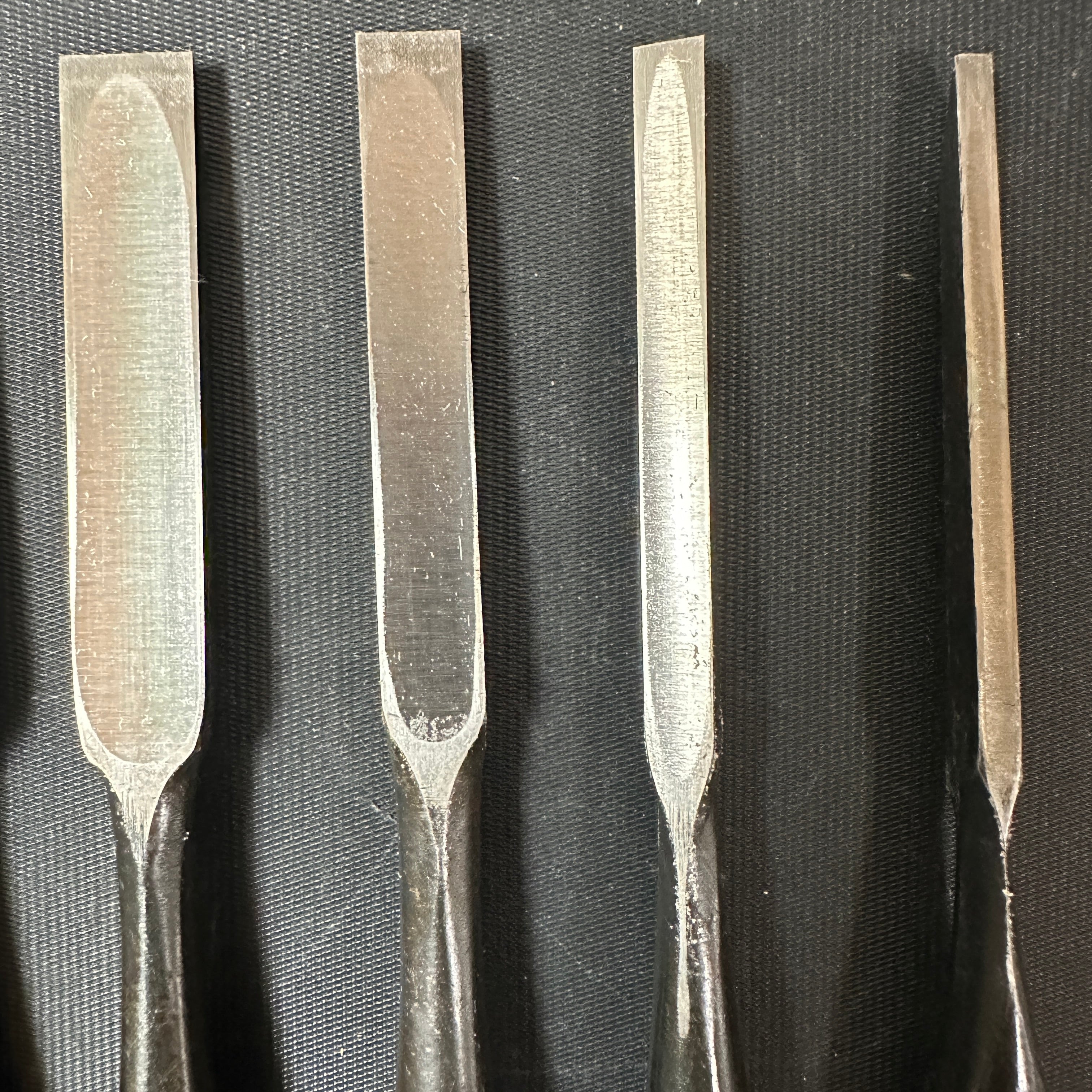 Kitsune Bench chisels set by Isono Nobuo 磯野信夫作 狐 追入組鑿 白樫柄 Oirenomi