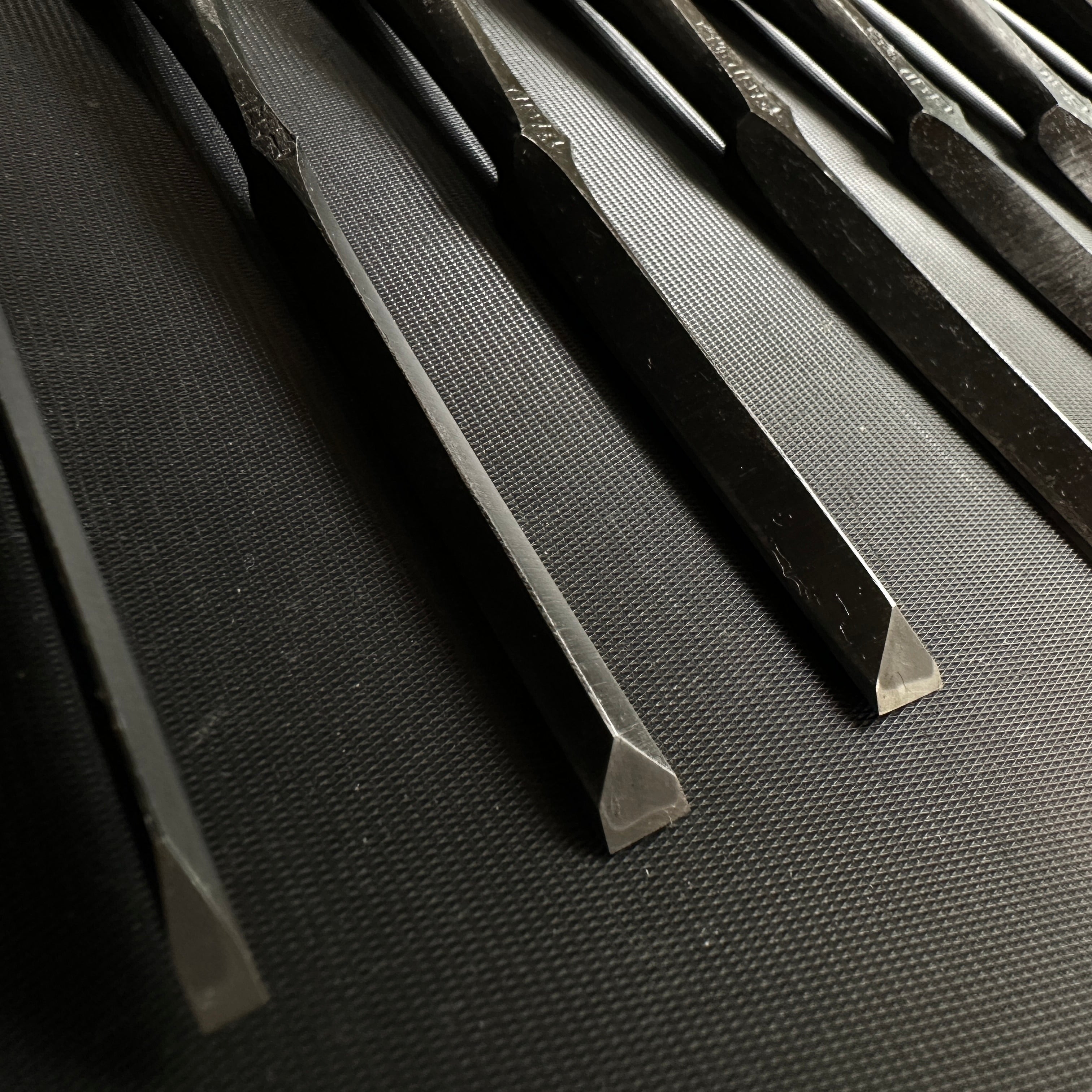 Fujihiro Dovetail chisels set by Chuutarou Imai Gumi Handle 今井忠太郎作 二治弘 鎬追入組鑿 グミ柄 桐箱付 Shinoginomi