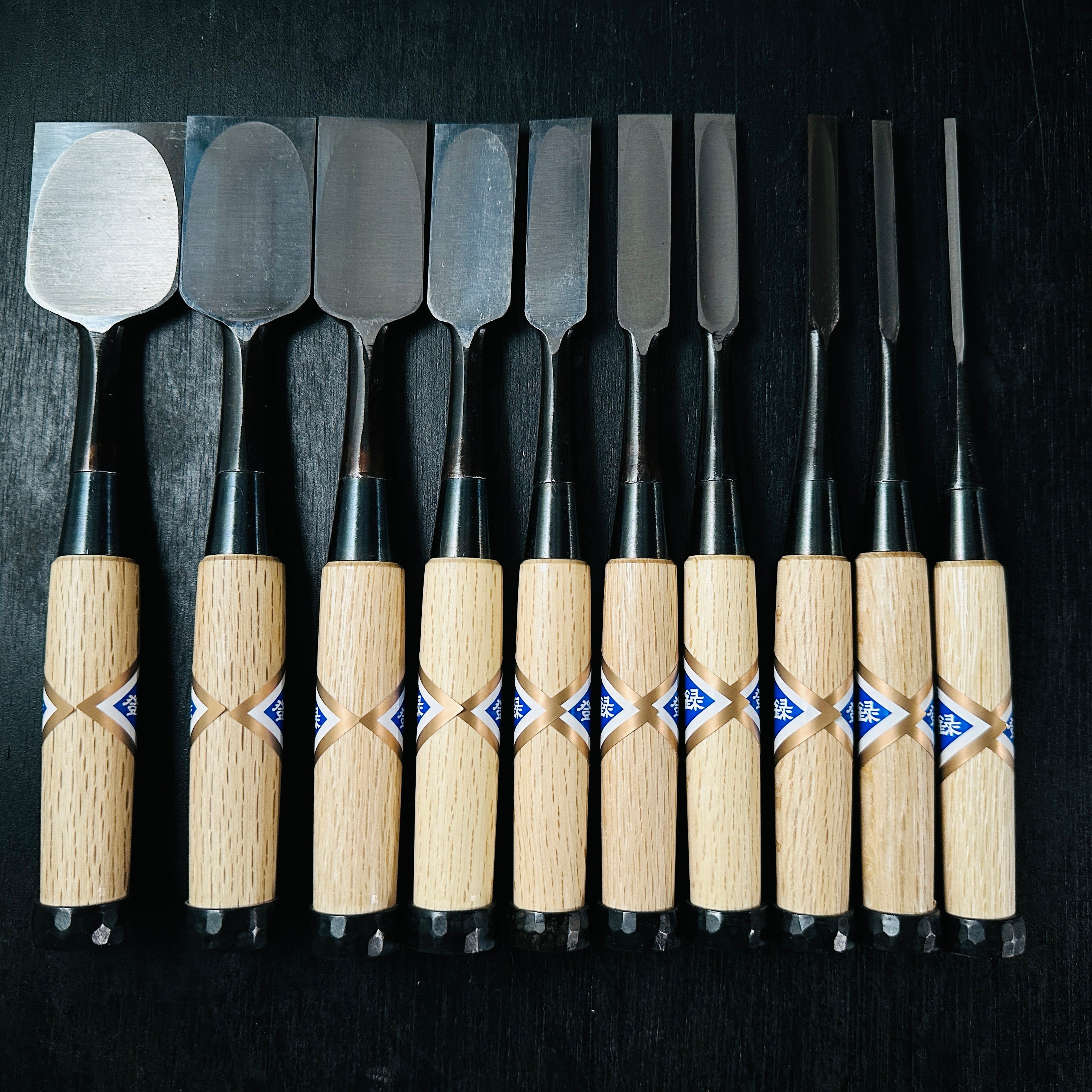 Kikuhiromaru Dovetail Bench chisels set (Oirenomi) with wooden box 菊弘丸 鎬追入組鑿 桐箱付 白樫柄 (シノギ)