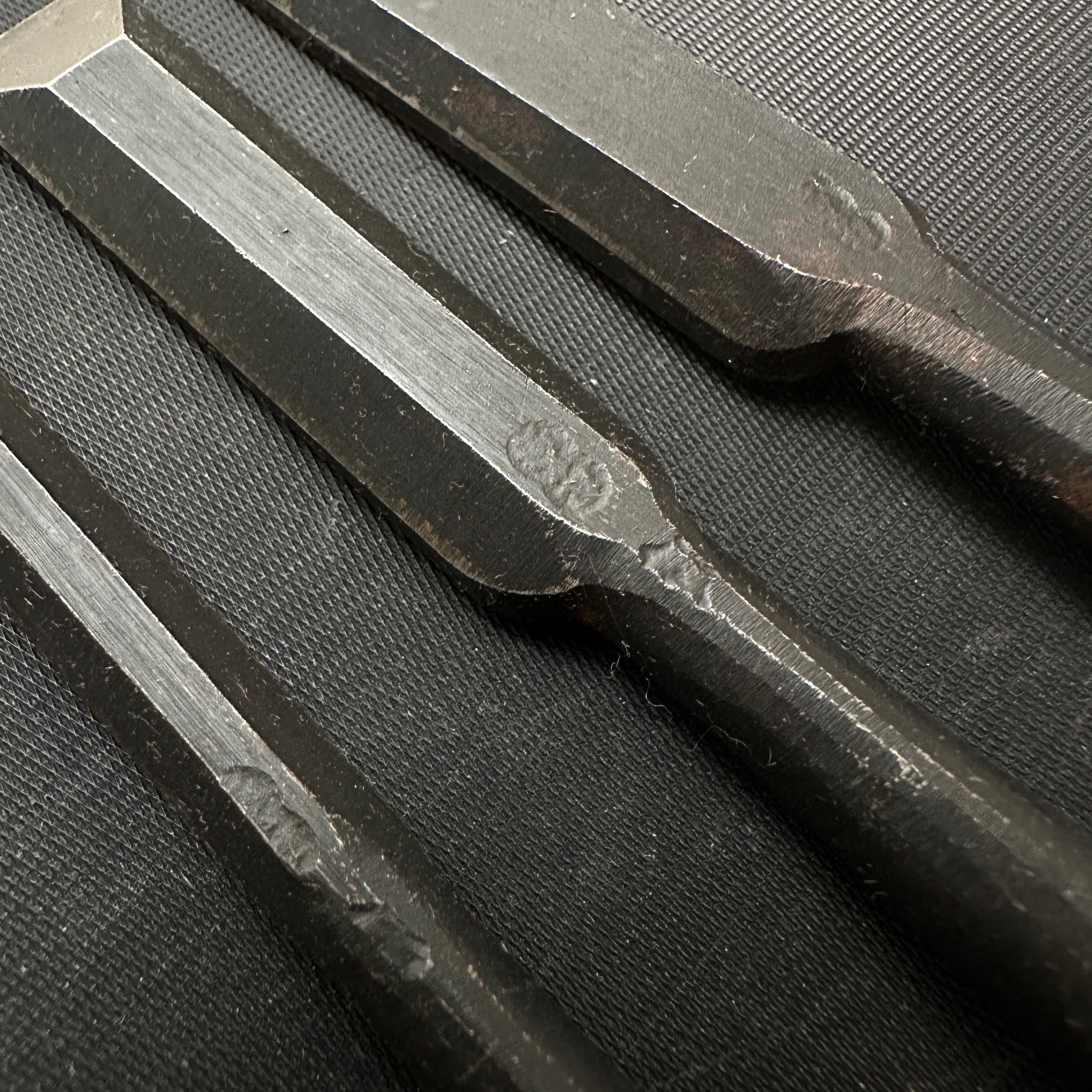 Old stock Hidari-Munekatsu Bench chisels by Suzuki Shousuke 掘出し物 左宗勝 鈴木章助作 追入鑿 Orenomi