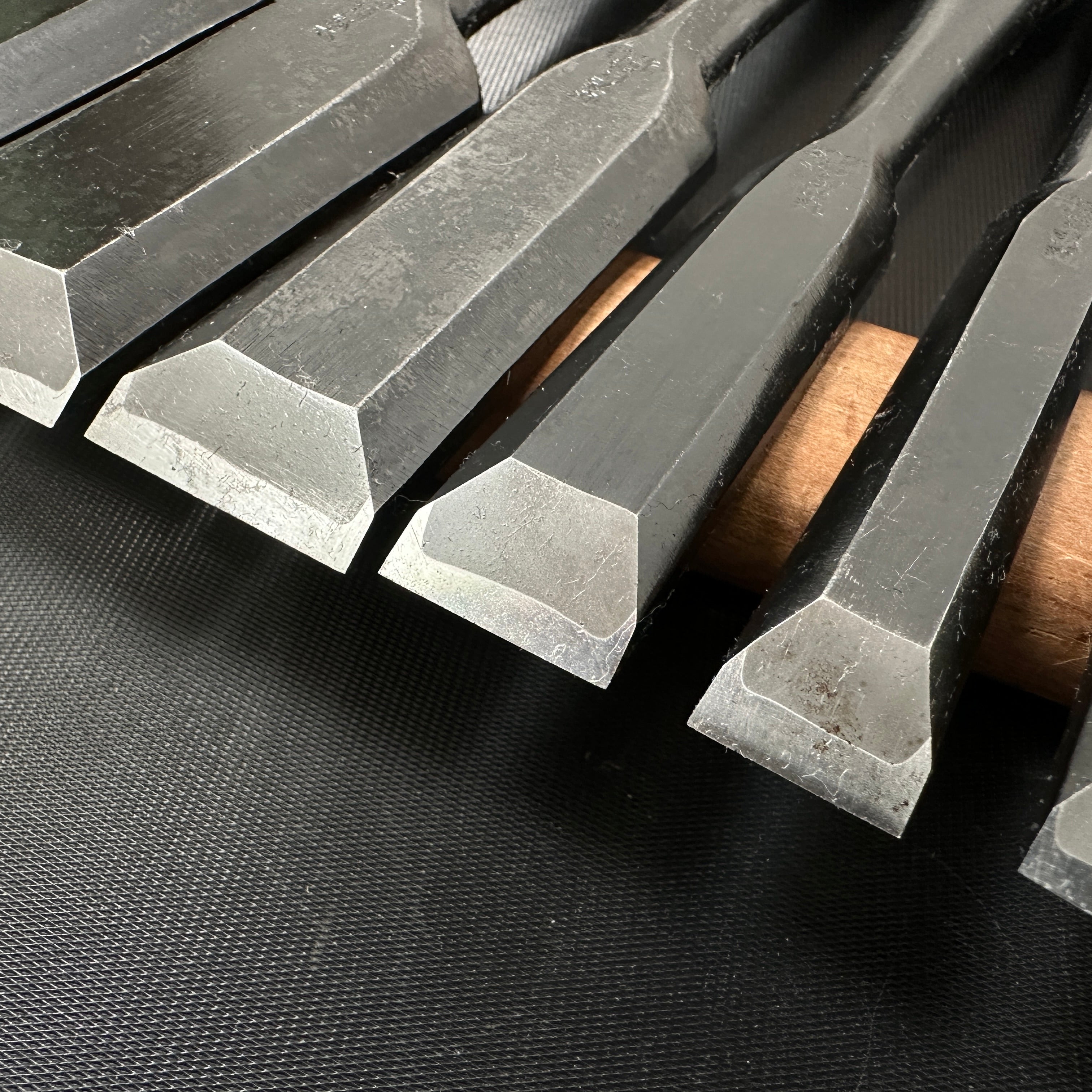 Kikuhiromaru Shorter Timber Chisels set (Chu-Tatakinomi) with wooden box 菊弘丸 中叩組鑿 桐箱付 白樫柄