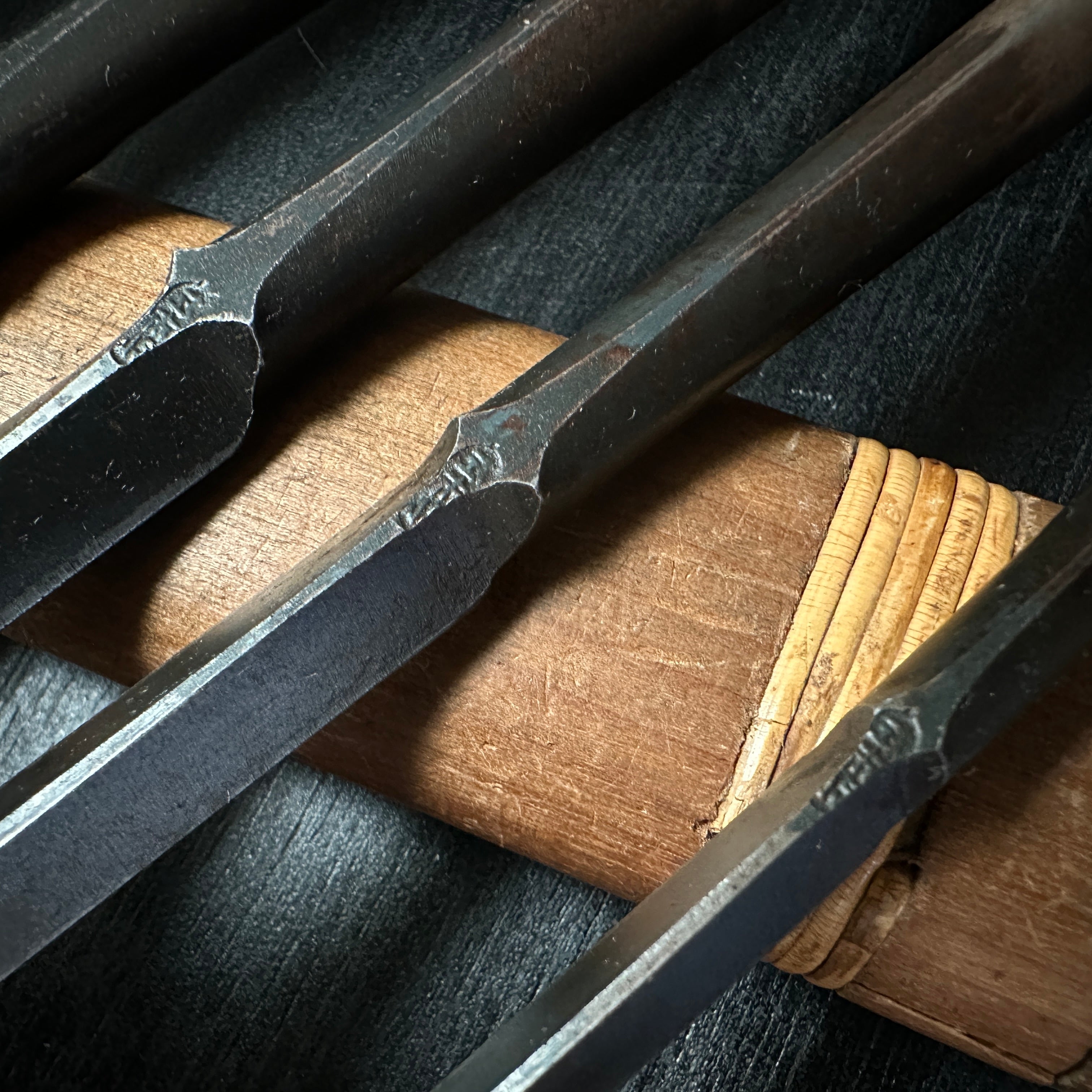 Lightly used Hidari Ichihiro Second Generation Maru shorter Timber chisels set by Yamazaki Shouzou 山崎正三作 左市弘 丸半叩き組鑿 使用品 Used Tatakinomi